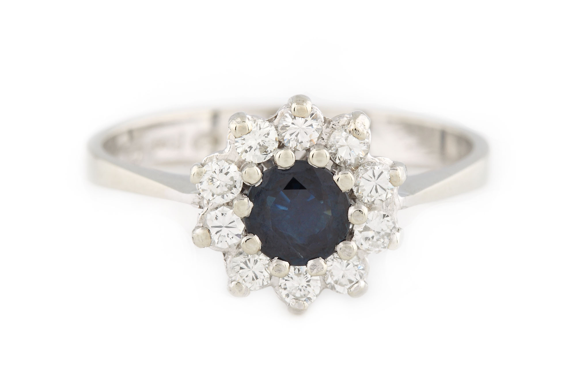 "Floare de safir" - inel din aur alb, decorat central cu safir, înconjurat de diamante