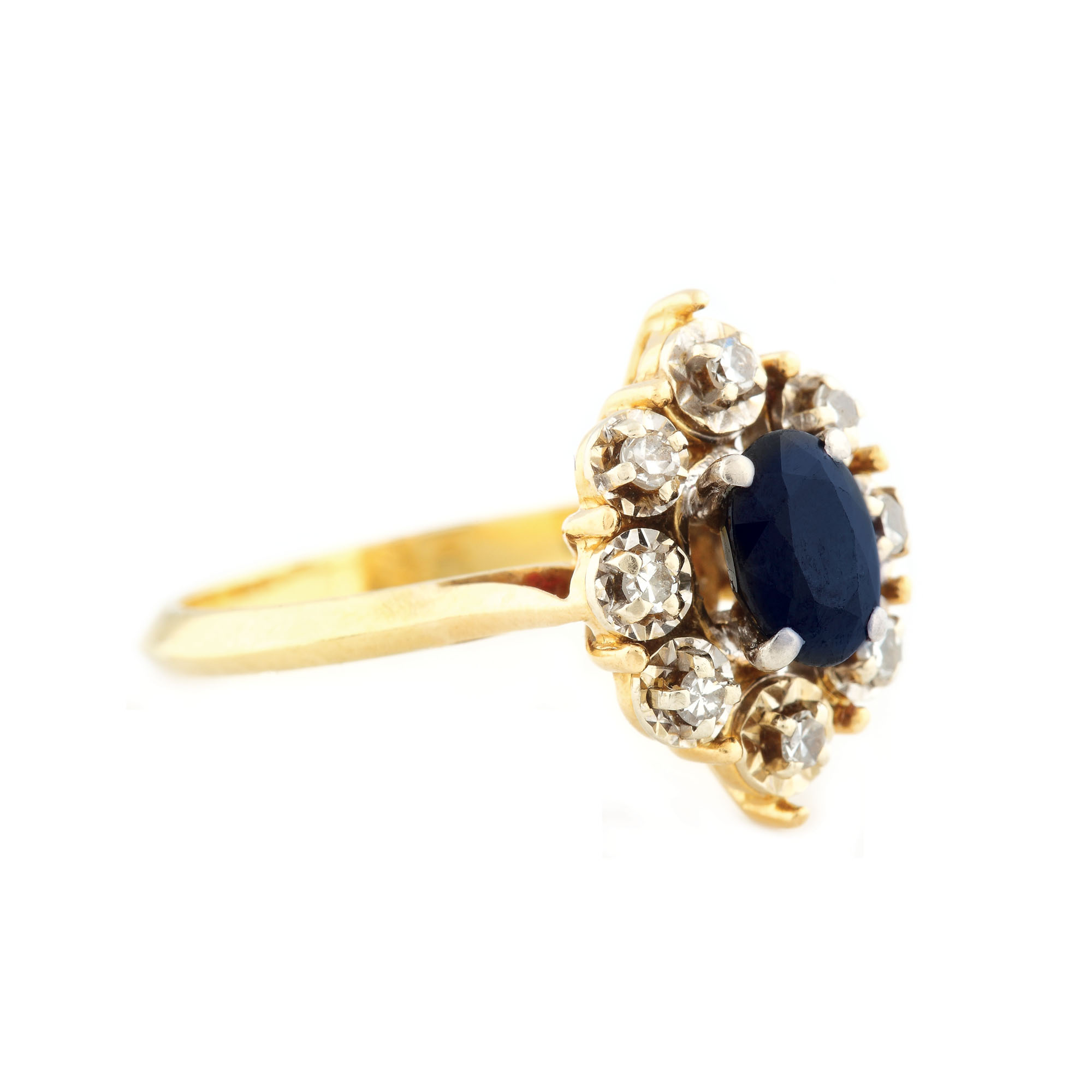 Inel din aur, decorat cu safir anturat de diamante