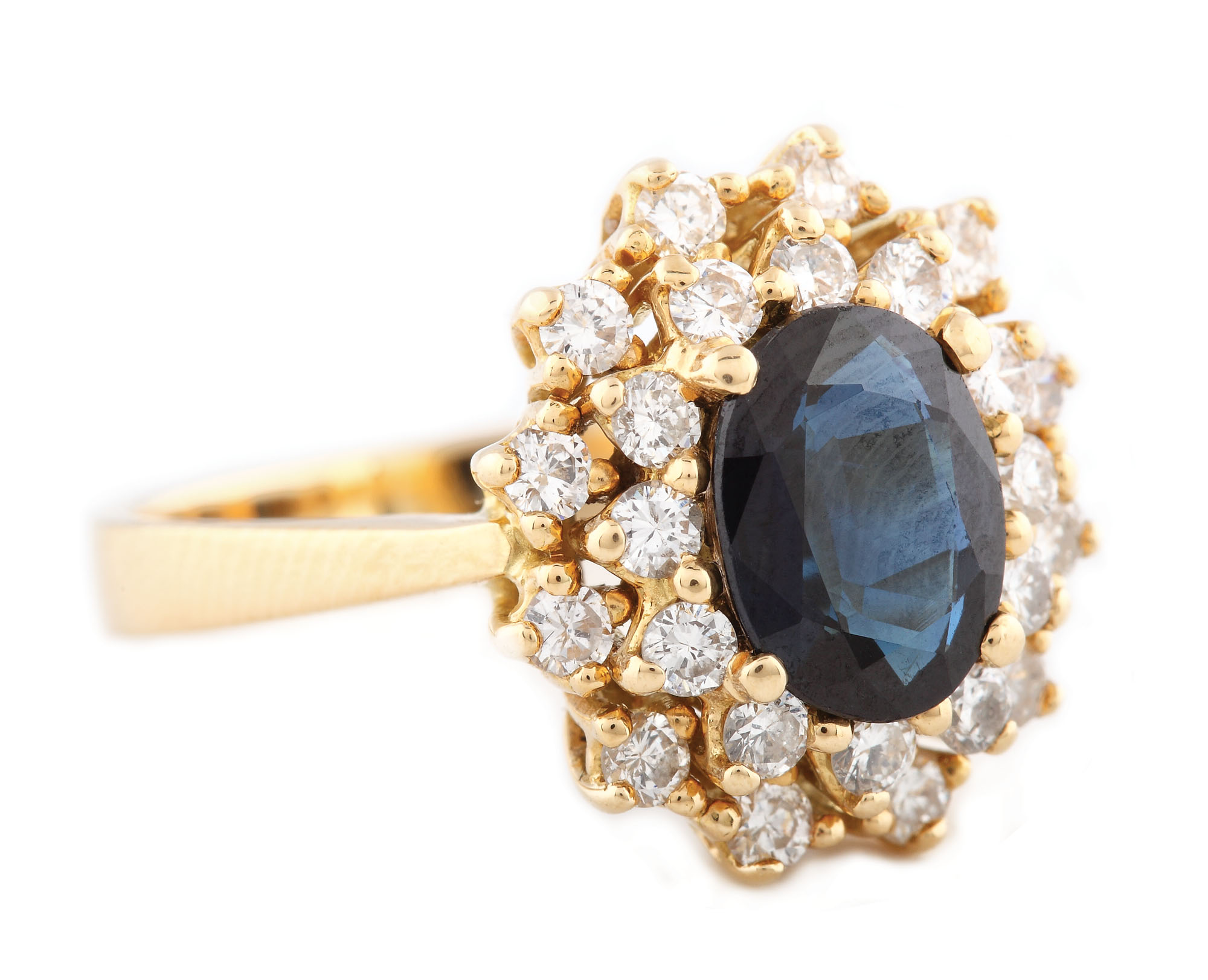 Inel din aur, ornat cu safir anturat de diamante