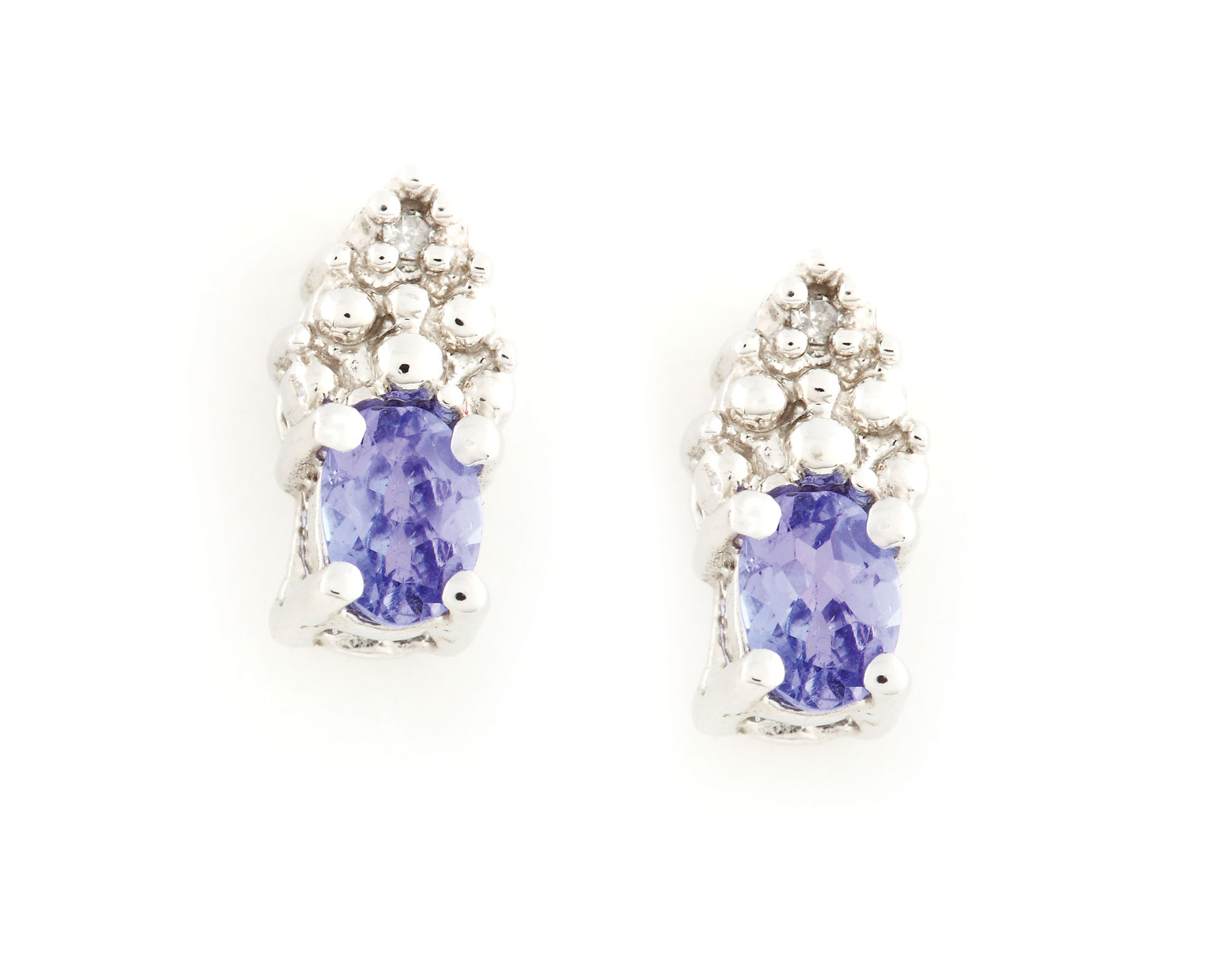 Delicată pereche de cercei din aur alb, decorată cu tanzanite și diamante