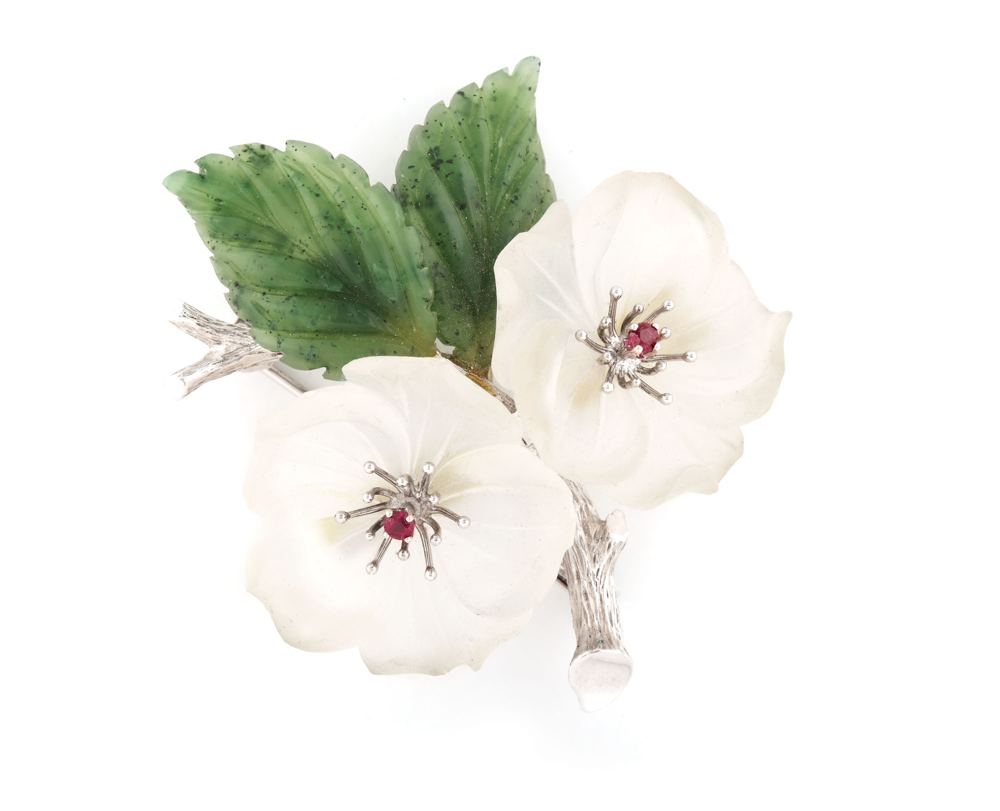 Splendidă broșă florală din aur alb, decorată cu rubine, nefrit și cuarț alb sculptat 