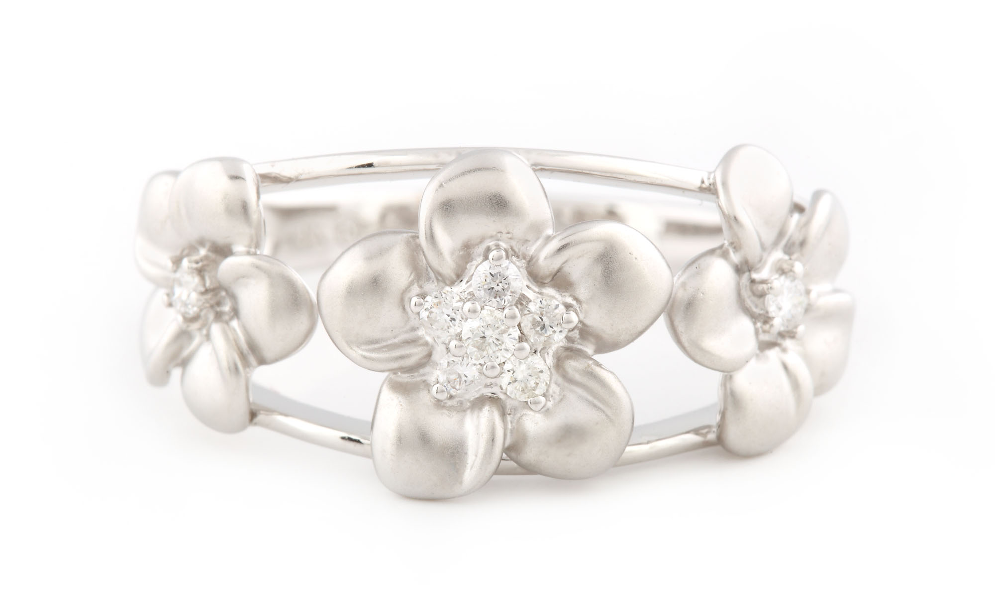 Inel din aur alb, cu model trifloral, decorat cu diamante 