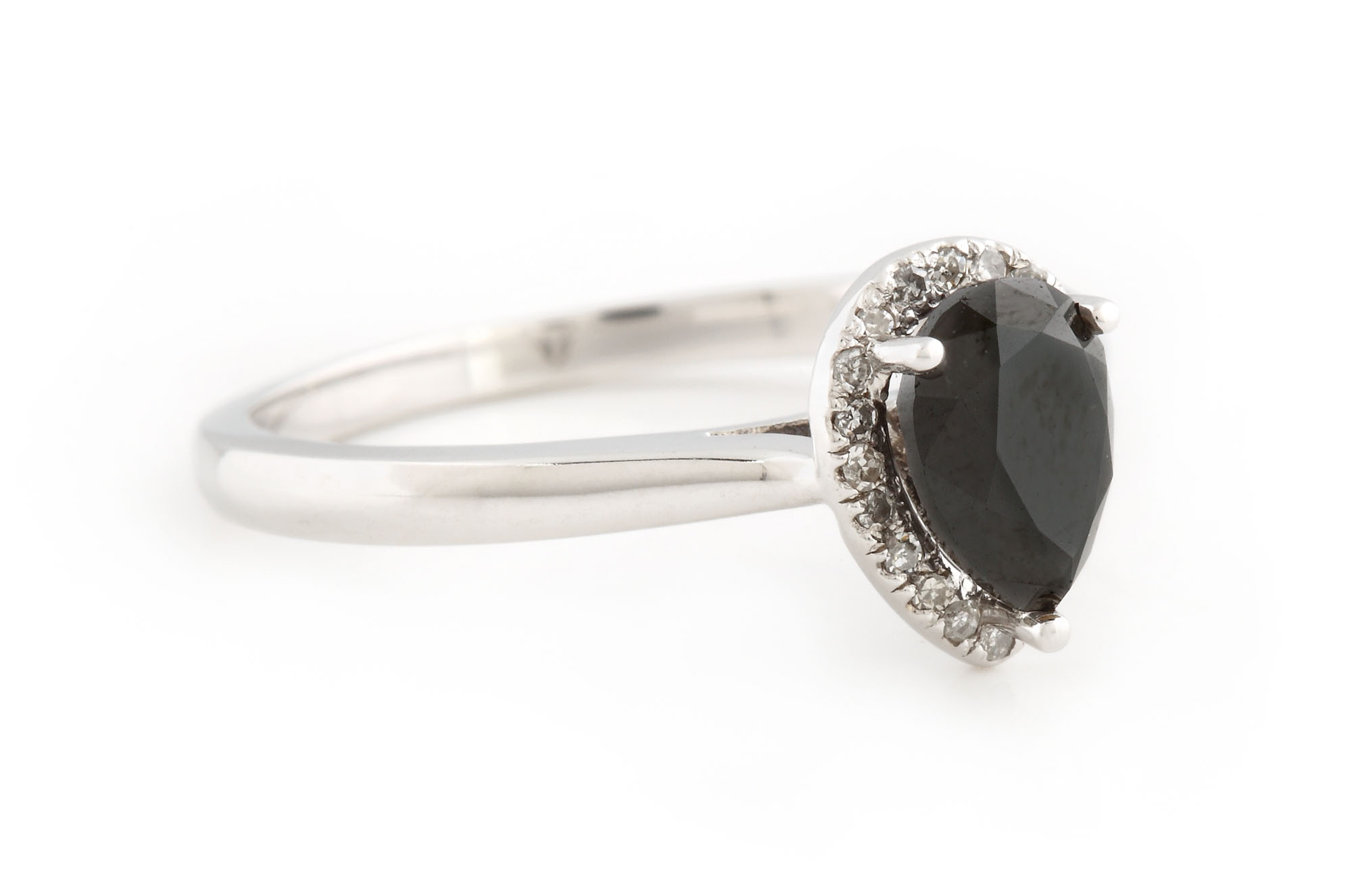 Inel din aur alb, decorat cu diamant negru anturat de diamante albe