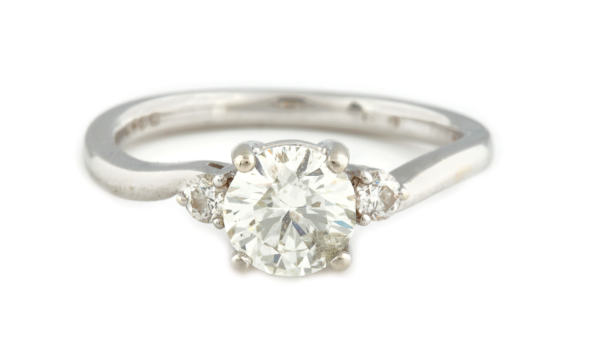 Inel solitaire din aur alb, ornat cu un frumos diamant cca. 1 ct.