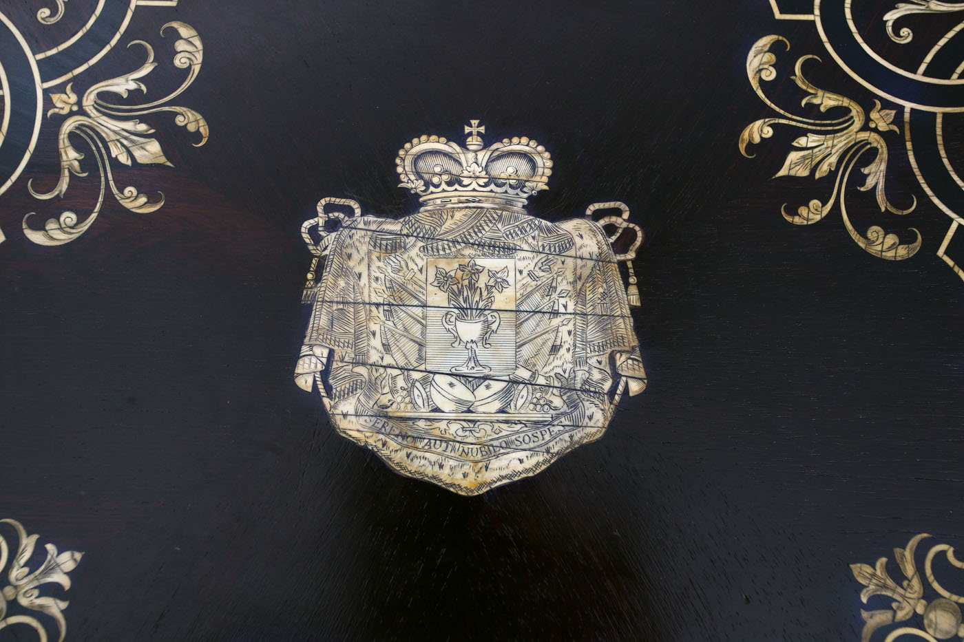 Superbă masă Paul-Charles Sormani, stil Napoleon III, din lemn de mahon, intarsii din fildeș, decorată cu scutul heraldic al familiei Rosetti-Roznovanu, cca. 1880, piesă de colecție