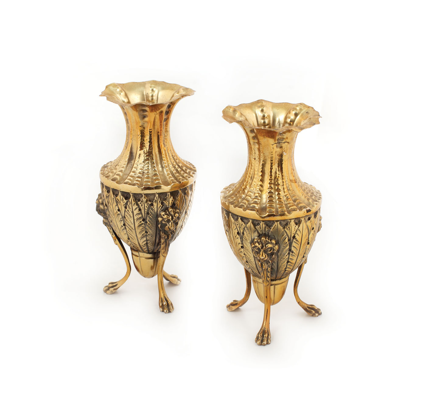 Pereche de vase decorative din argint, decorate cu capete de lei