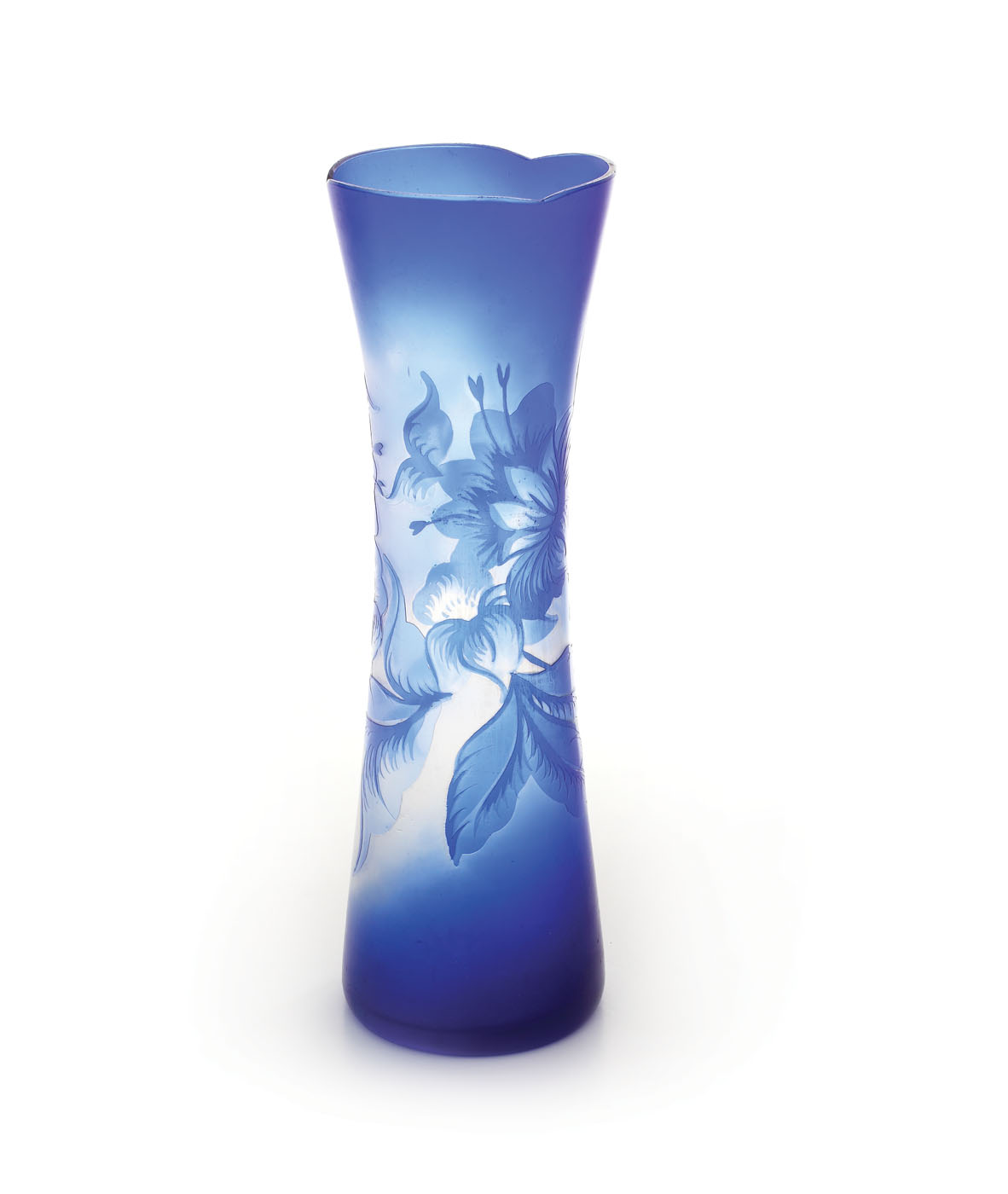 Vază din sticlă stratificată, cu decor floral pe fond albastru cobalt