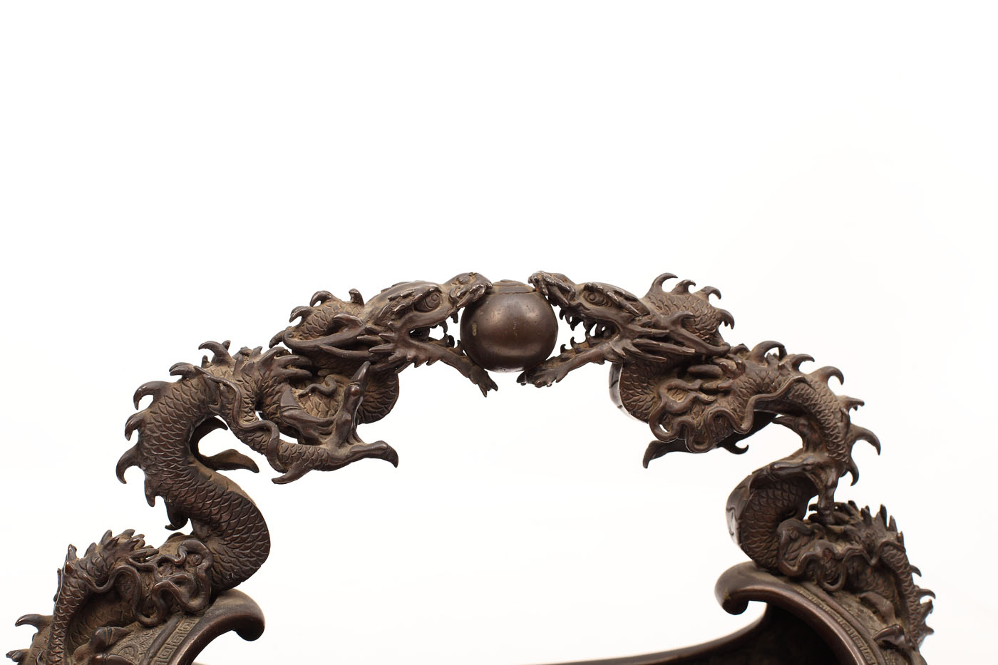 Vas din bronz, decorat în stil extrem-oriental, cu dragoni, sfârșitul sec. XIX