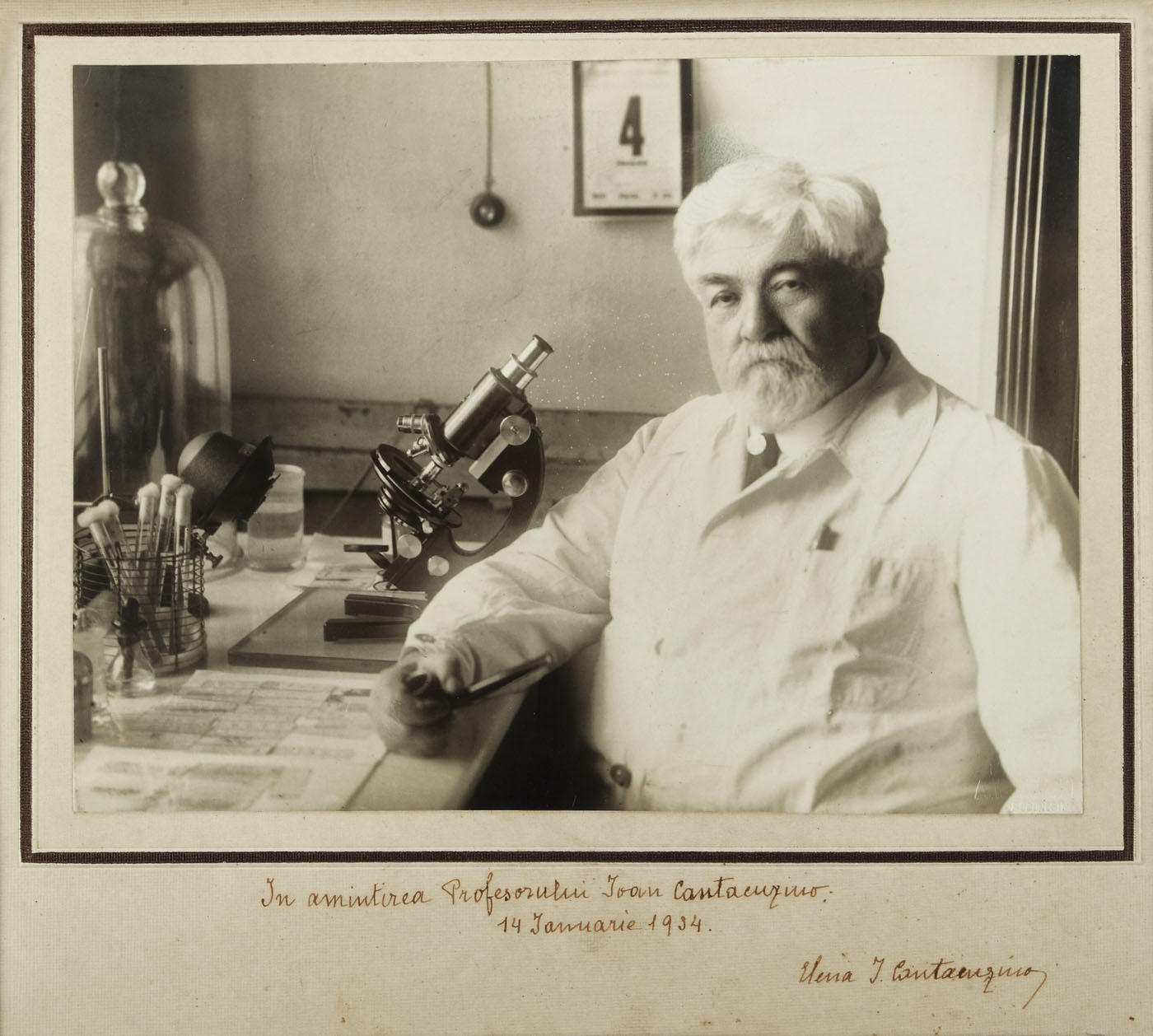 Fotografie cu Prof. Dr. Ioan Cantacuzino la microscop, cu dedicația olografă a soției sale, Elena Cantacuzino din anul morții doctorului, 19 ianuarie 1934