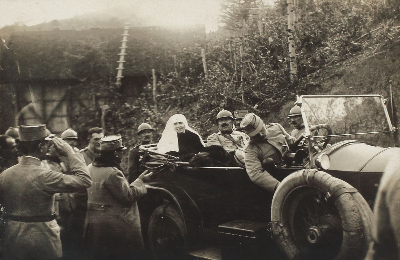 Fotografie reprezentând-o pe Regina Maria îmbrăcată în soră medicală împreună cu Generalul Traian Moşoiu, 1918