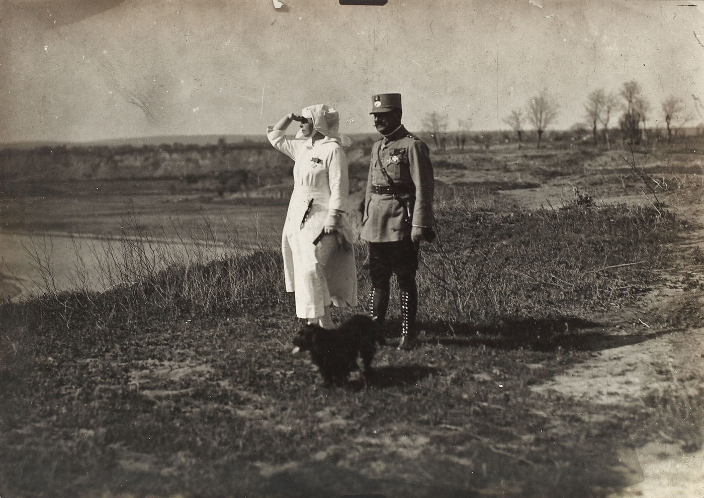 Fotografie surprinzând-o pe M.S. Regina Maria în costum de infirmieră alături de Generalul Eremia Grigorescu, 1917