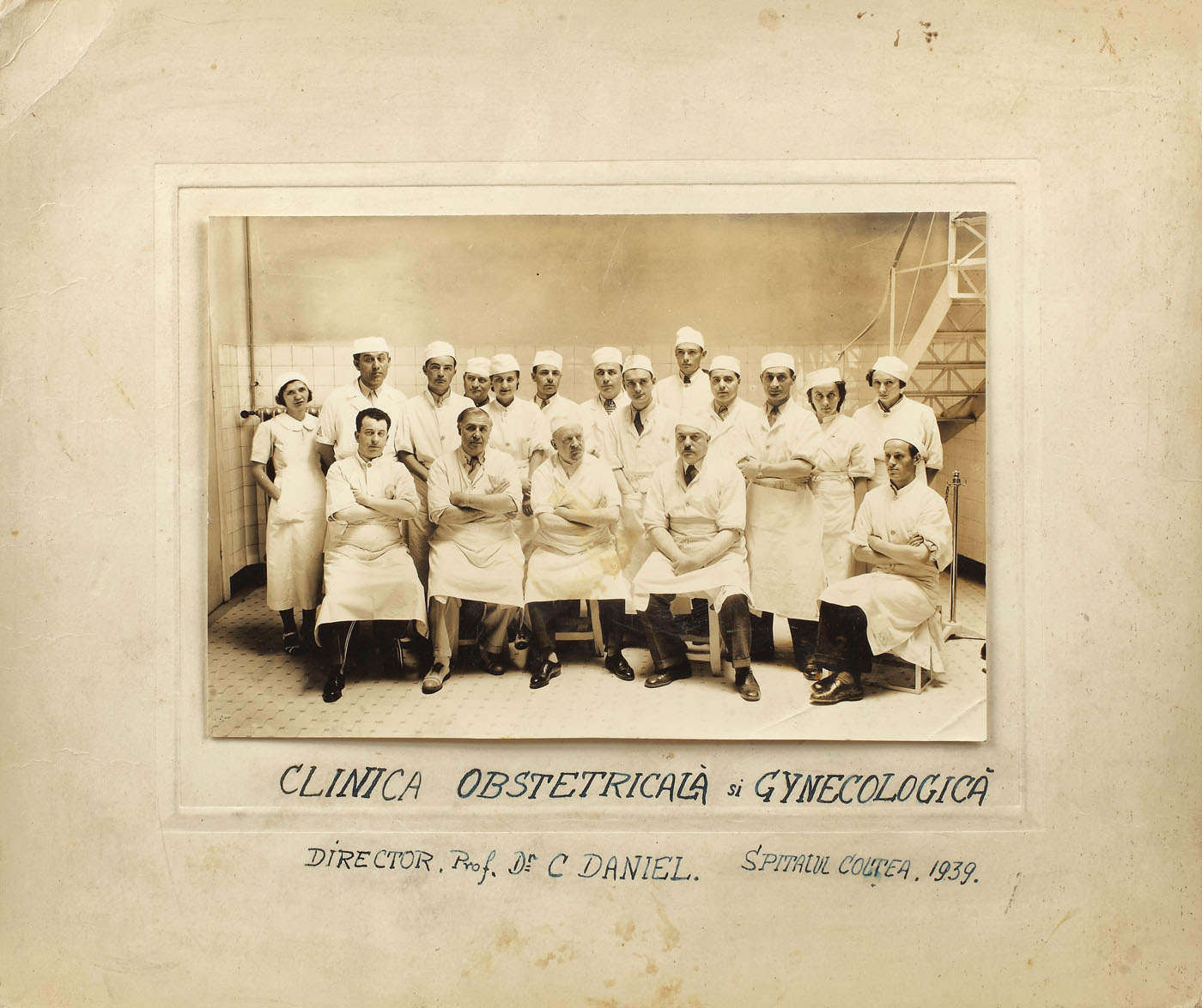 Fotografie reprezentând un grup de medici ai Clinicii de Obstetrică și Ginecologie, Spitalul Colțea, împreună cu Director Prof. Dr. Constantin Daniel, 1939