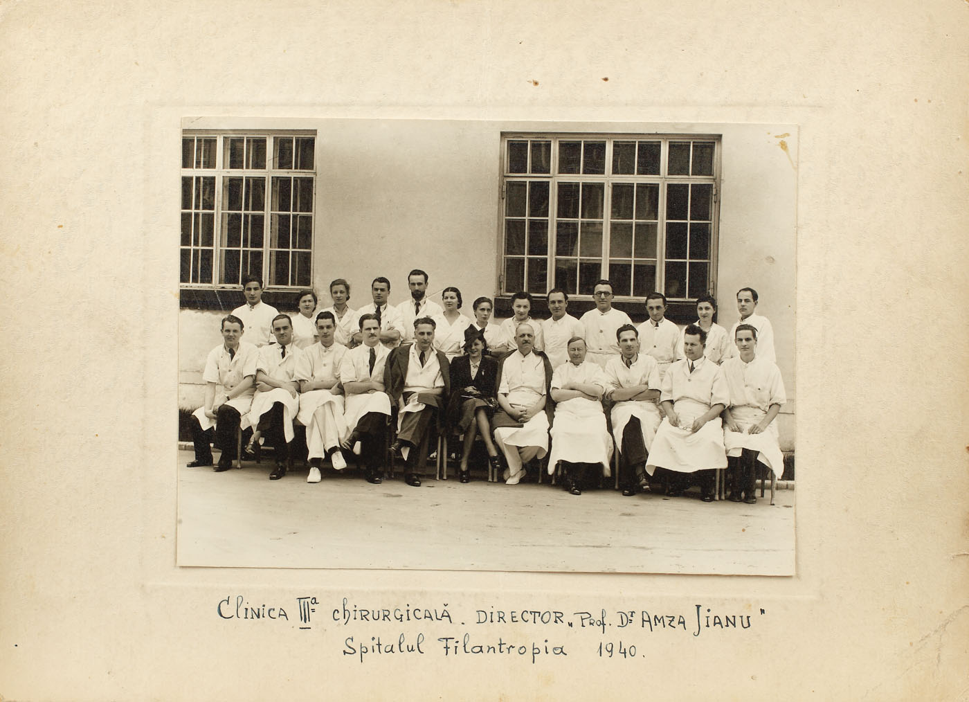 Fotografie reprezentând un grup de medici ai Clinicii a III-a Chirurgicală, Spitatul Filantropia, împreună cu Director Prof. Dr. Amza Jianu, 1940