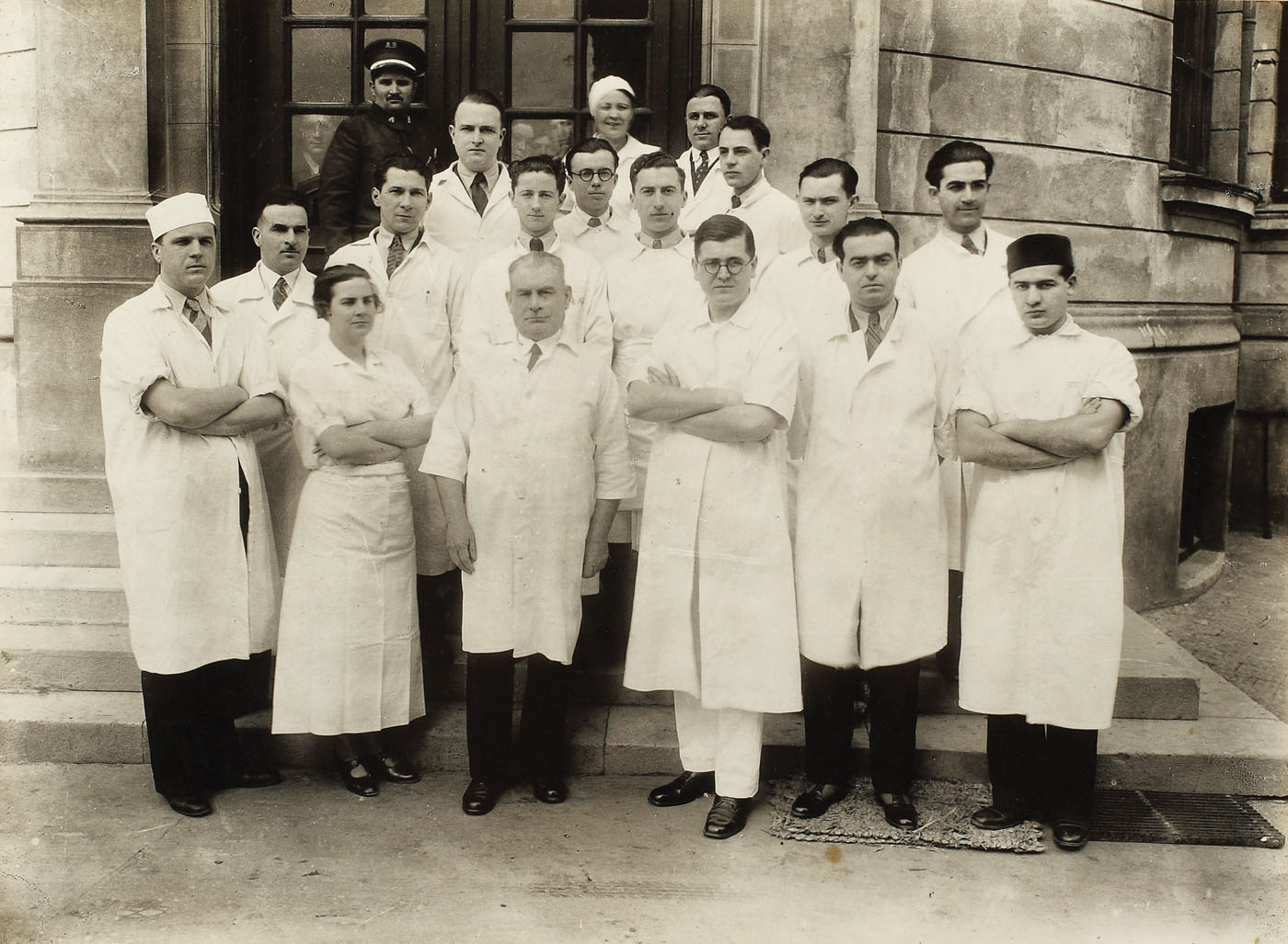Fotografie reprezentând un grup de medici ai Clinicii a II-a Chirurgicală, Așezămintele Brâncovenești, condus de Prof. Dr. Iacobovici, 1934