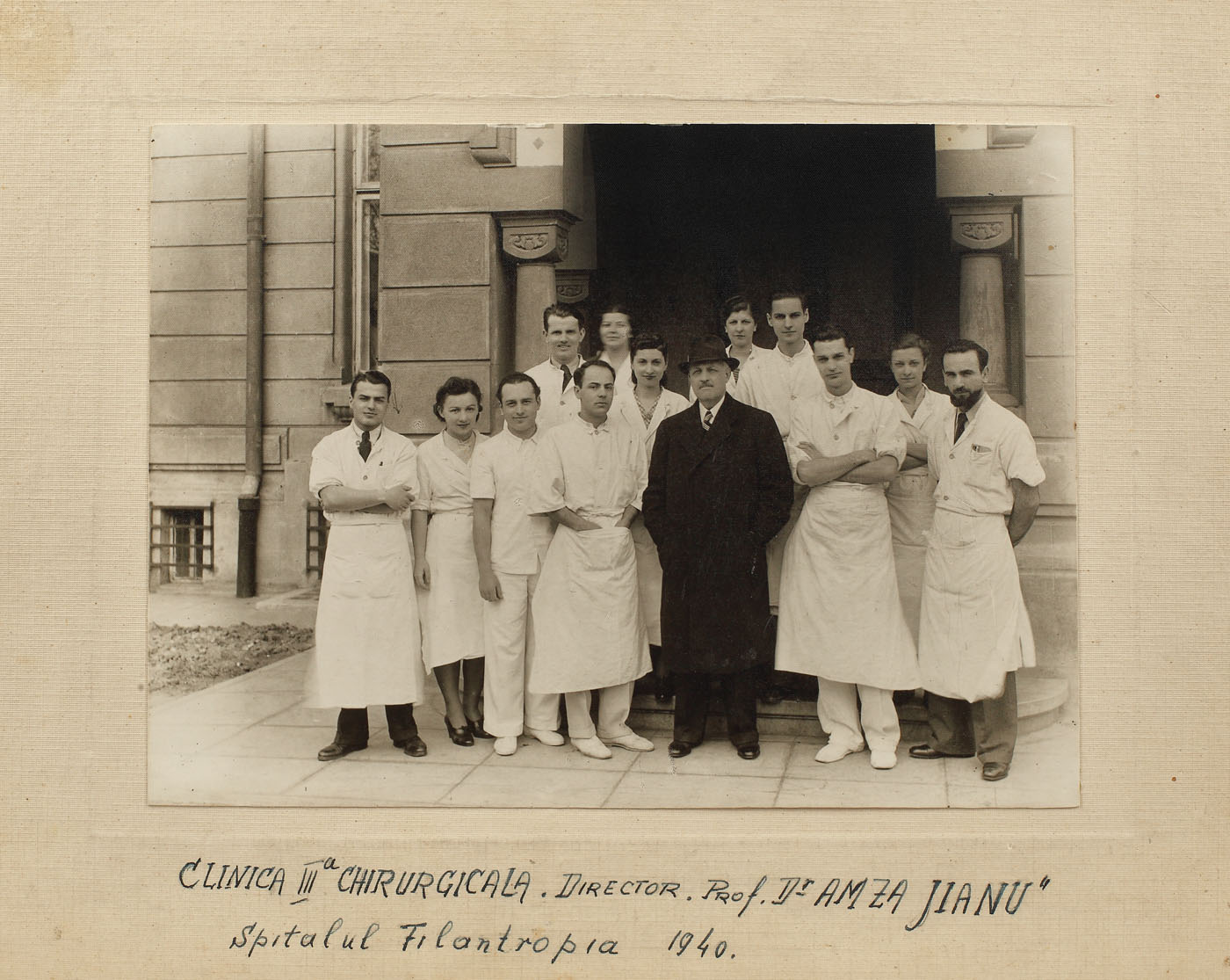 Fotografie reprezentând un grup de medici ai Spitalului Filantropia, Clinica a III-a Chirurgicală, împreună cu Director Prof. Dr. Amza Jianu, 1940