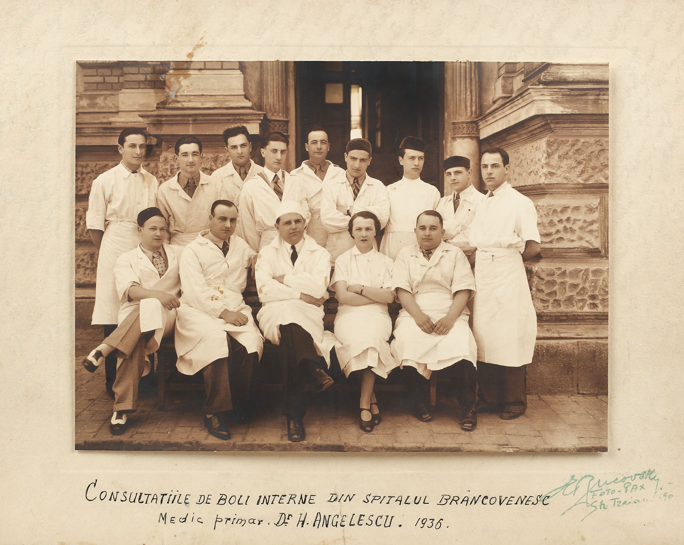 Fotografie reprezentând un grup de medici ai Spitalului Brâncovenesc, condus de Dr. H. Angelescu, 1936