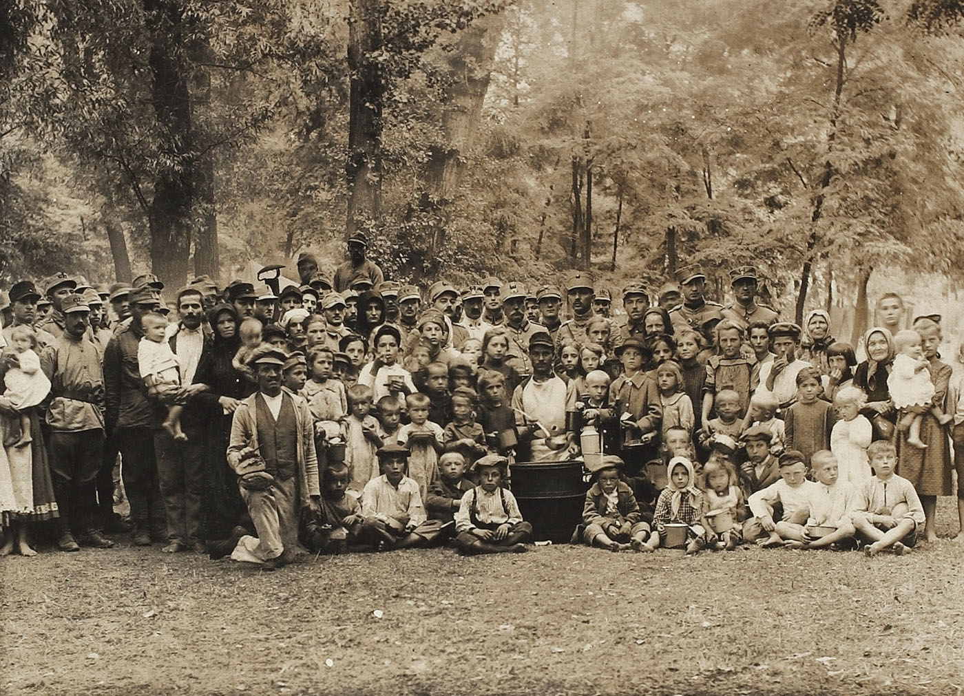 Lot format din 2 fotografii reprezentând ofițerii ambulanței divizionare și batalionul 7 pioneri în timpul ocupației Ungariei din 1919