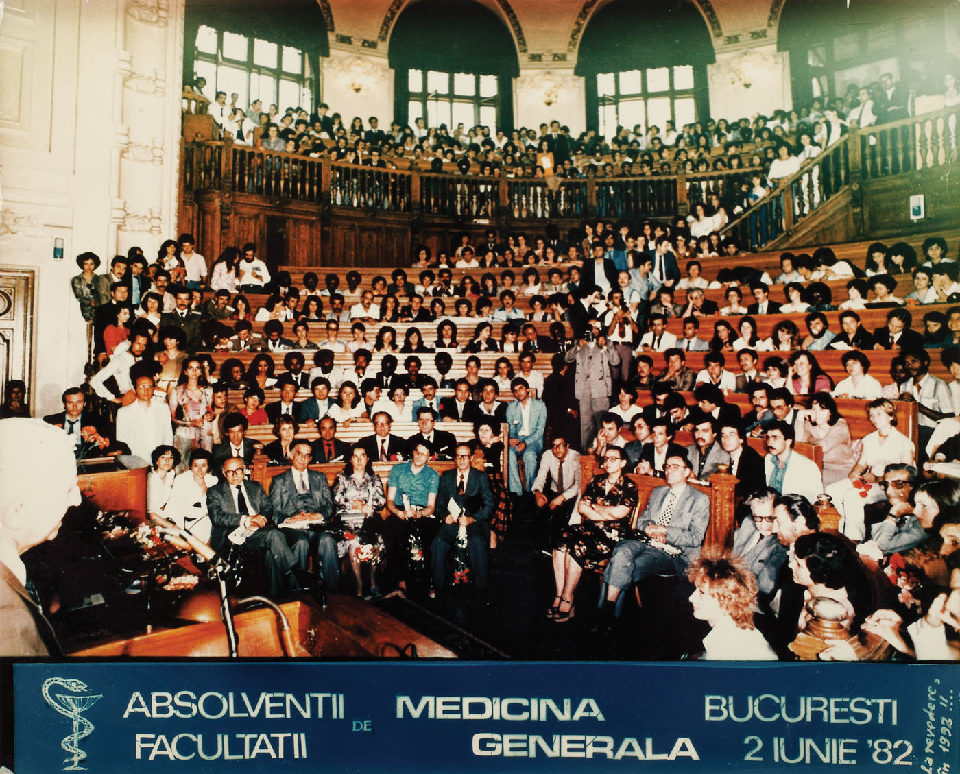 Fotografie luată în Aula Facultății de Medicină cu promoția anului 1982 a Facultății de Medicină Generală