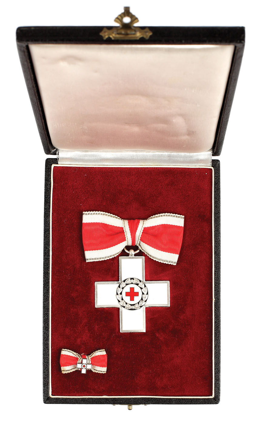 Decorație, Crucea Roșie Germană, în cutie originală, clasa II, pentru femei, 1953-1990