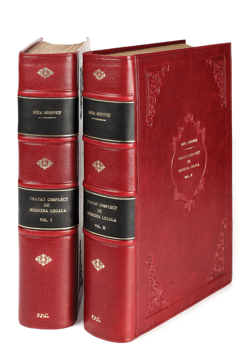 "Tratat complect de medicină legală", de Mina Minovici, două volume, volumul II purtând dedicația şi semnătura olografă a autorului, 1929-1930