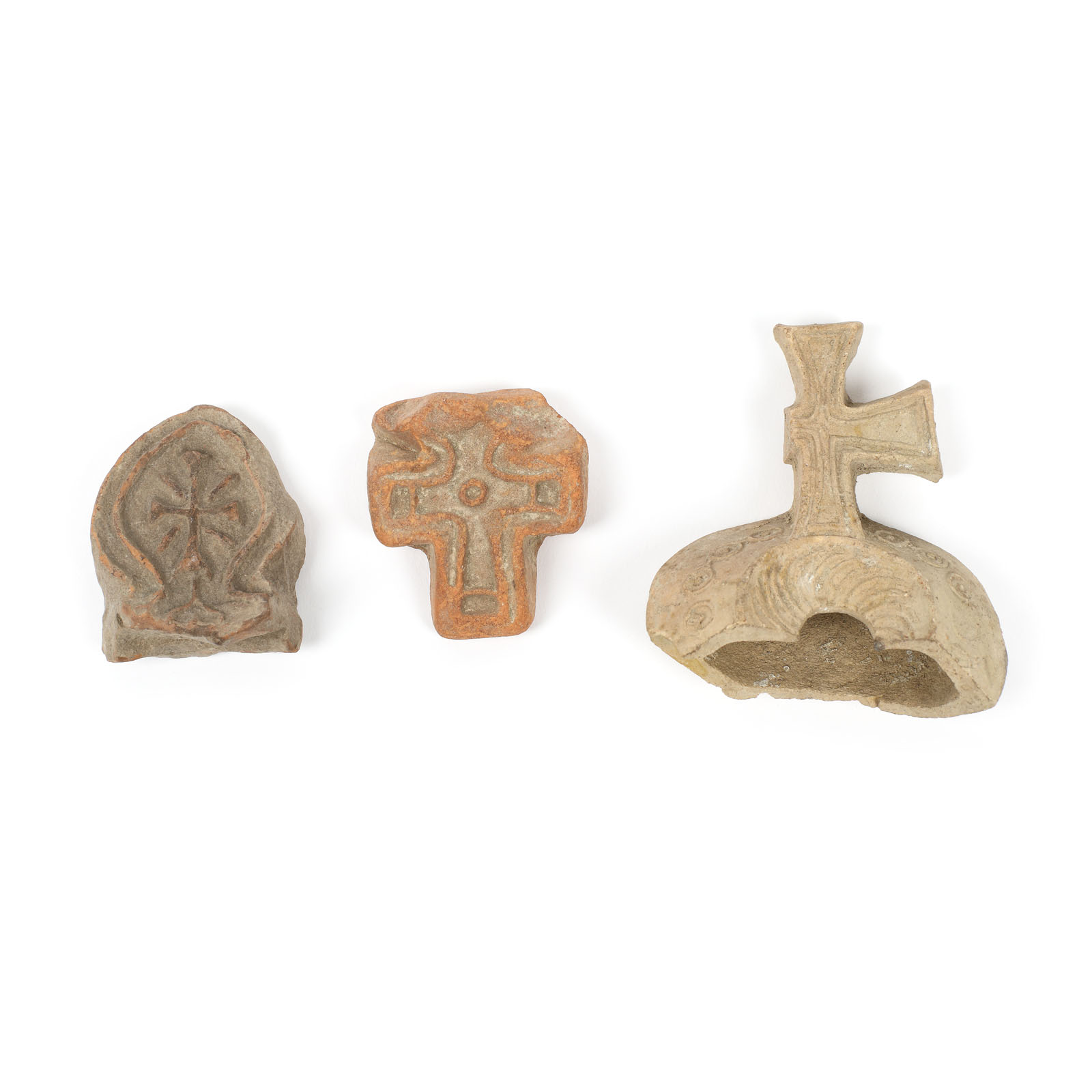 Lot format din trei fragmente de opaițe romano-bizantine, sec. VI-VIII, provine din colecția dr. Horia Slobozianu