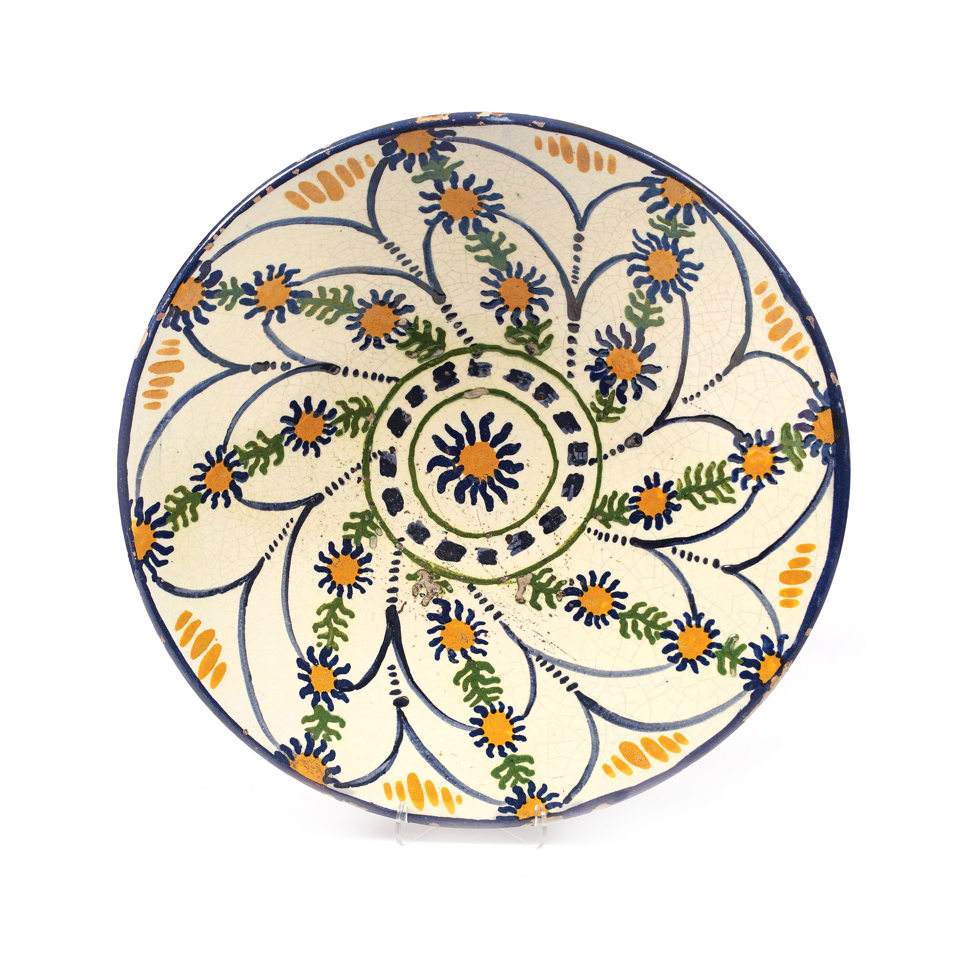 Platou decorativ, producţie manufactura regală "Troiţa"- maistru Savu, Bucureşti, având pe spate ştampila şi blazonul, perioada interbelică