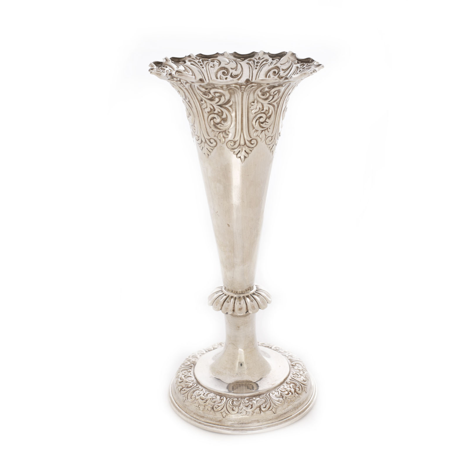 Vas soliflor din argint Fenton Brothers, cu decor vegetal în relief, 1902