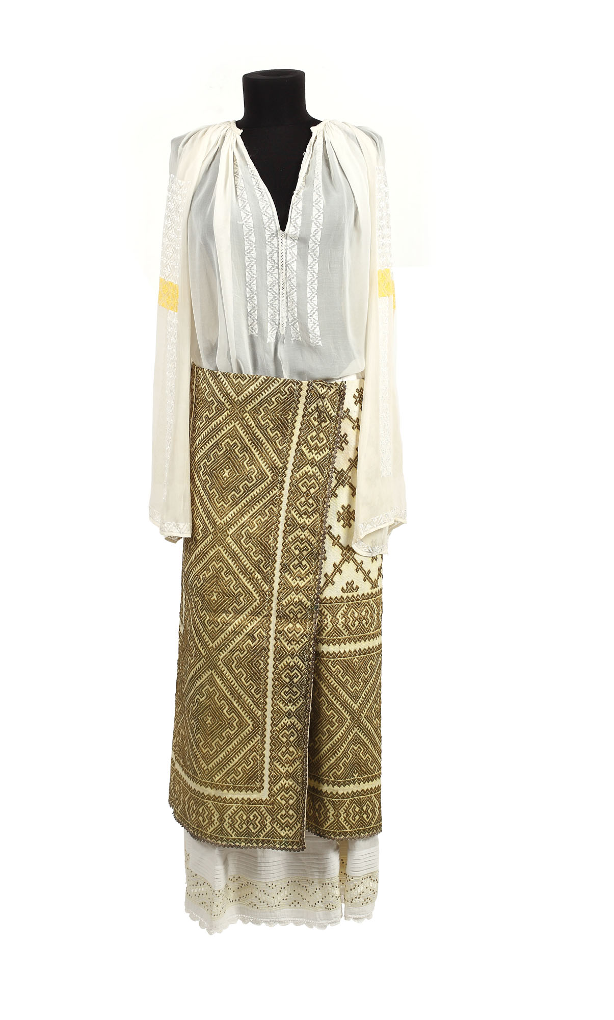 Costum de mireasă, alcătuit din ie, poale şi fotă, zona Muntenia, anii 1935-1940 