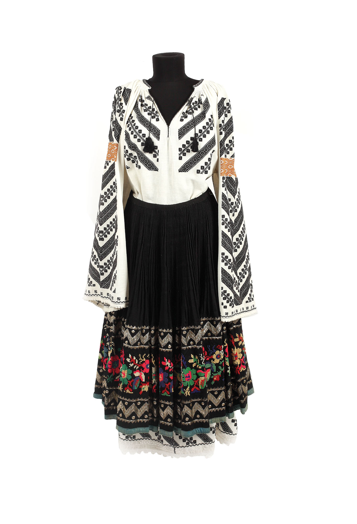 Costum femeiesc compus din ie, poale şi vâlnic, zona Mehedinţi, anii 1930
