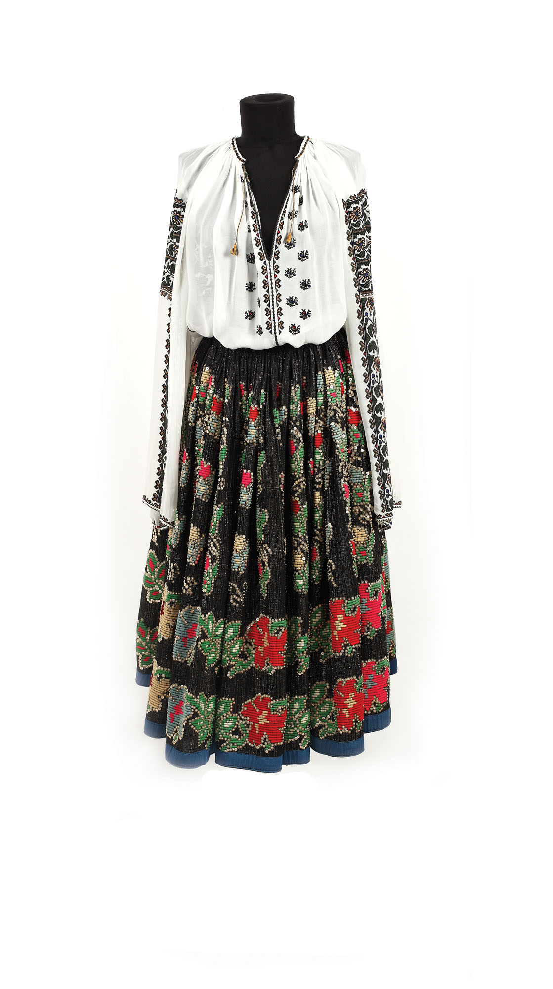 Costum femeiesc compus din ie, poale şi vâlnic, zona Mehedinţi, anii 1930 