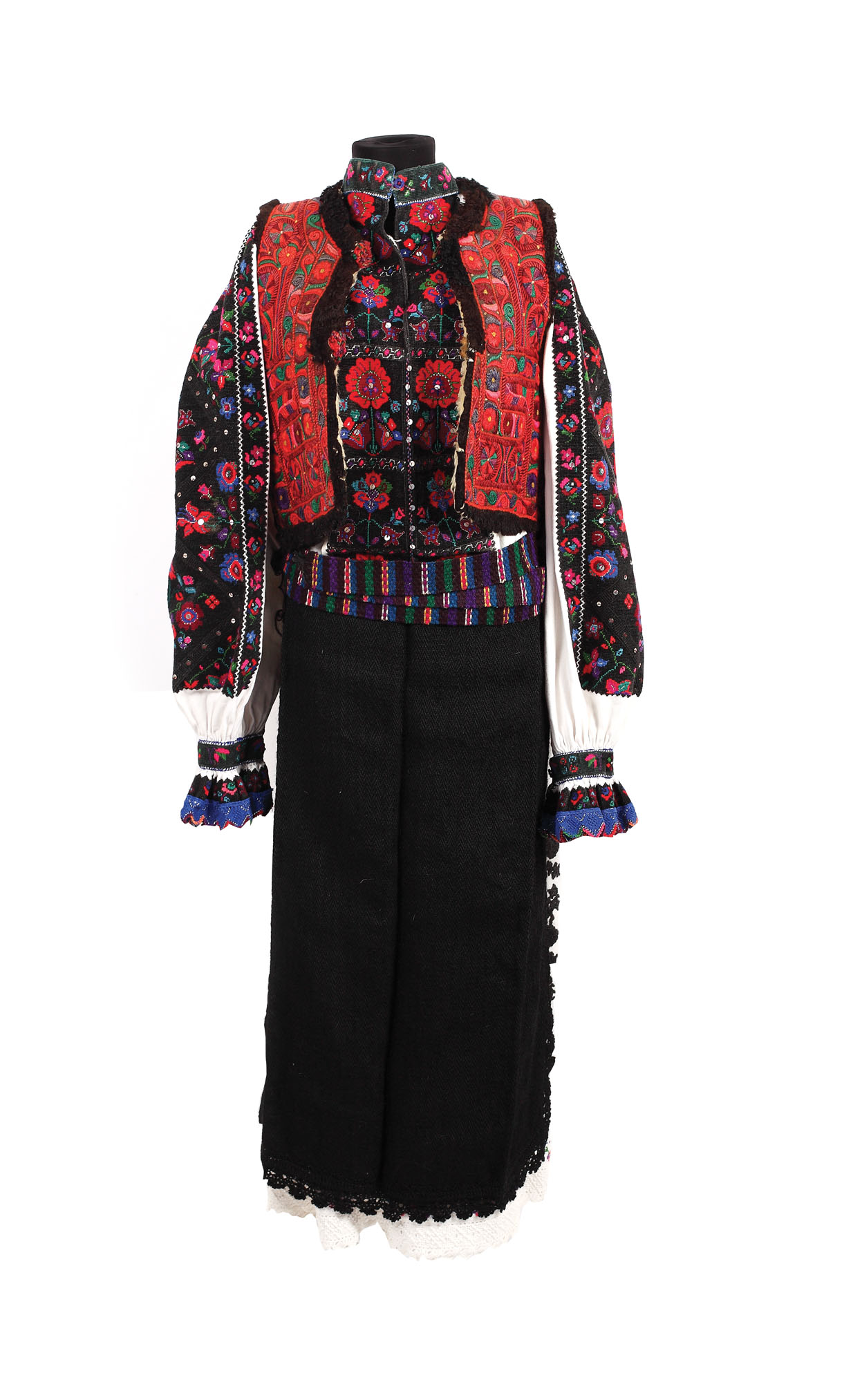 Costum de femeie căsătorită, Ţinutul Pădurenilor, Hunedoara, anii 1940, ansamblu compus din cămaşă, pieptar, catrinţă, opreg, brăcire