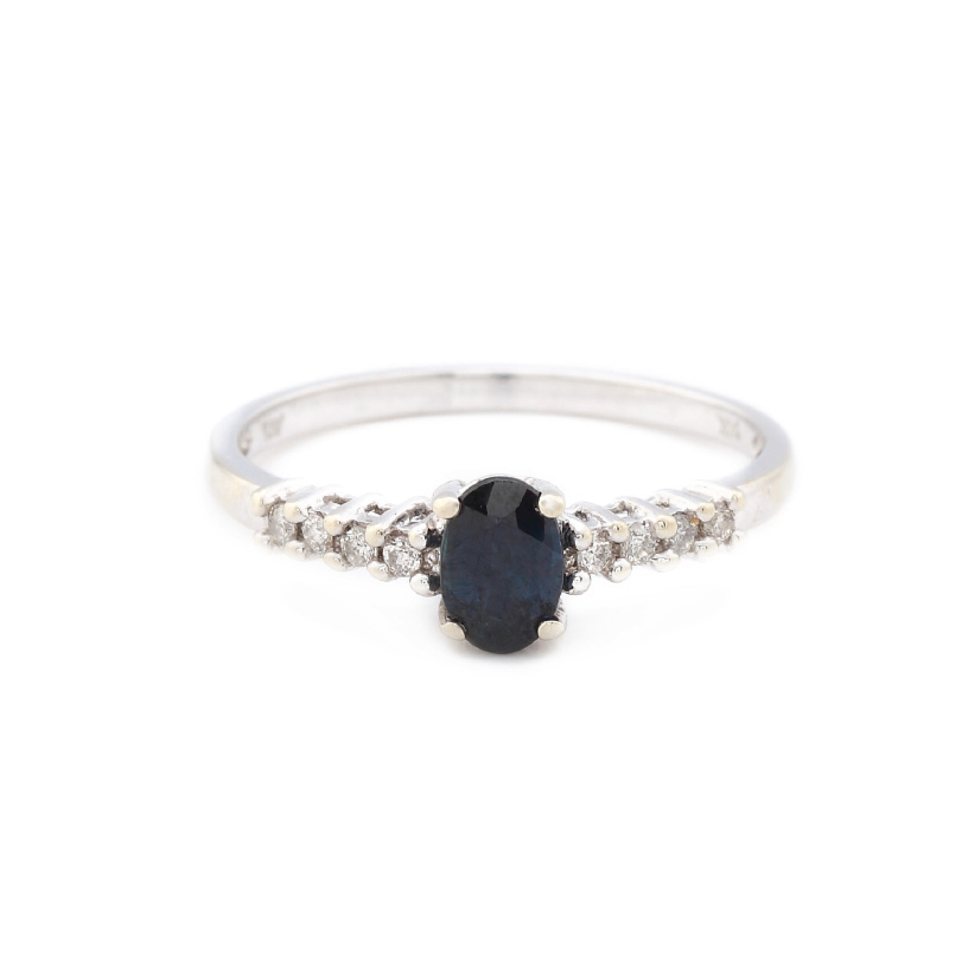Inel din aur alb, ornat cu safir oval și diamante