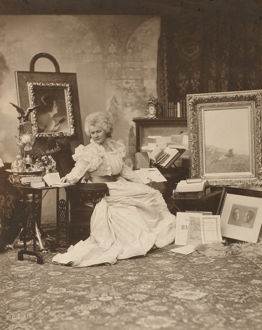 Fotografie realizată de Franz Mandy, reprezentând-o pe Carmen Sylva în atelierul acesteia de creaţie 