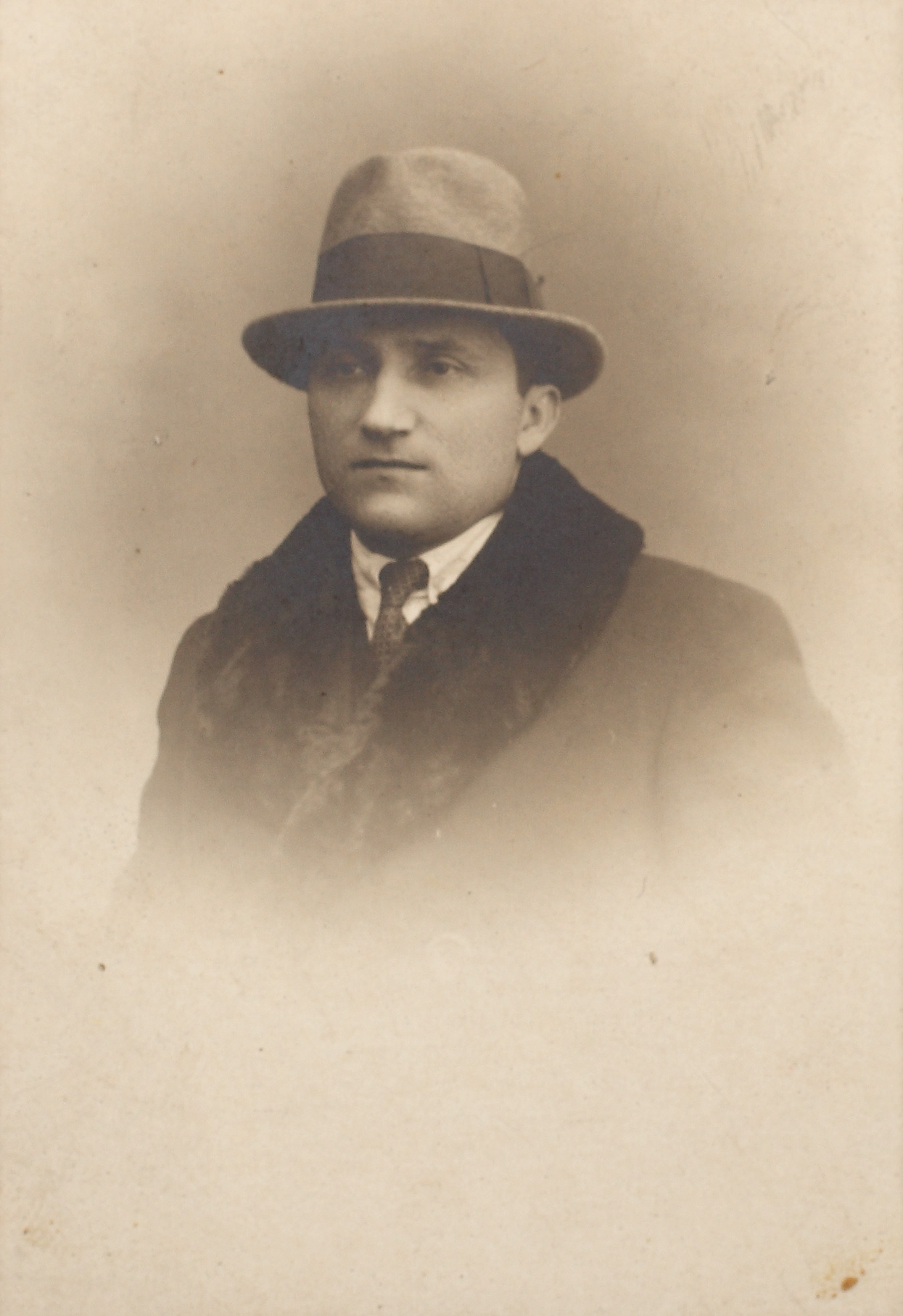Fotografie reprezentându-l pe George Topârceanu, cu dedicație şi semnătură olografă a autorului către Alexandru Stamatiad, 20 decembrie 1926