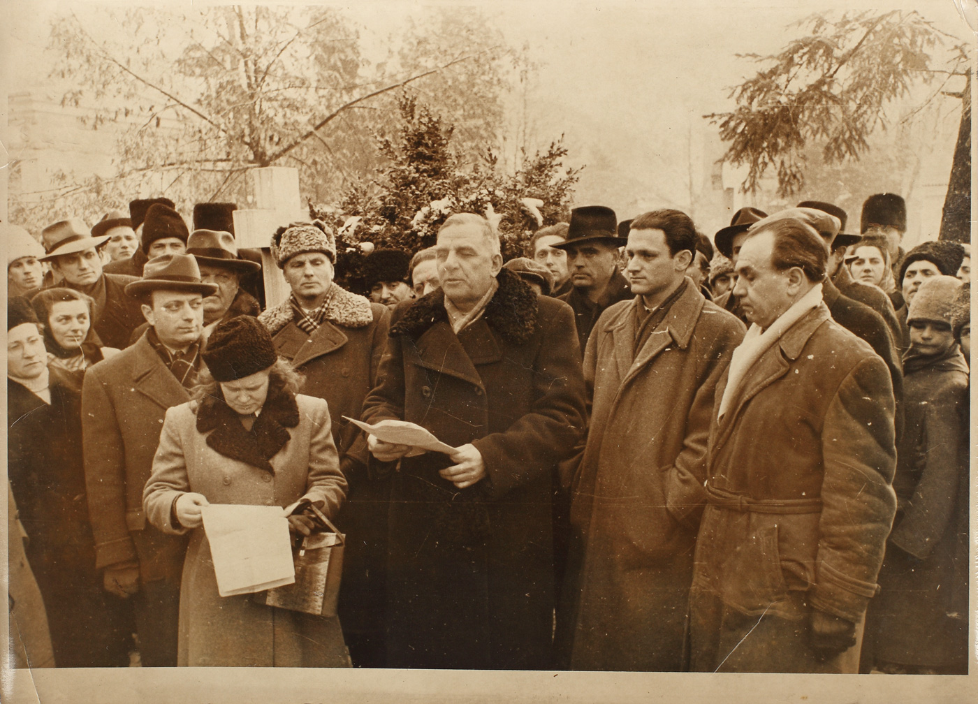 Fotografie reprezentându-l pe poetul Giorgi Leonidze, recitând în faţa mormântului lui Mihai Eminescu