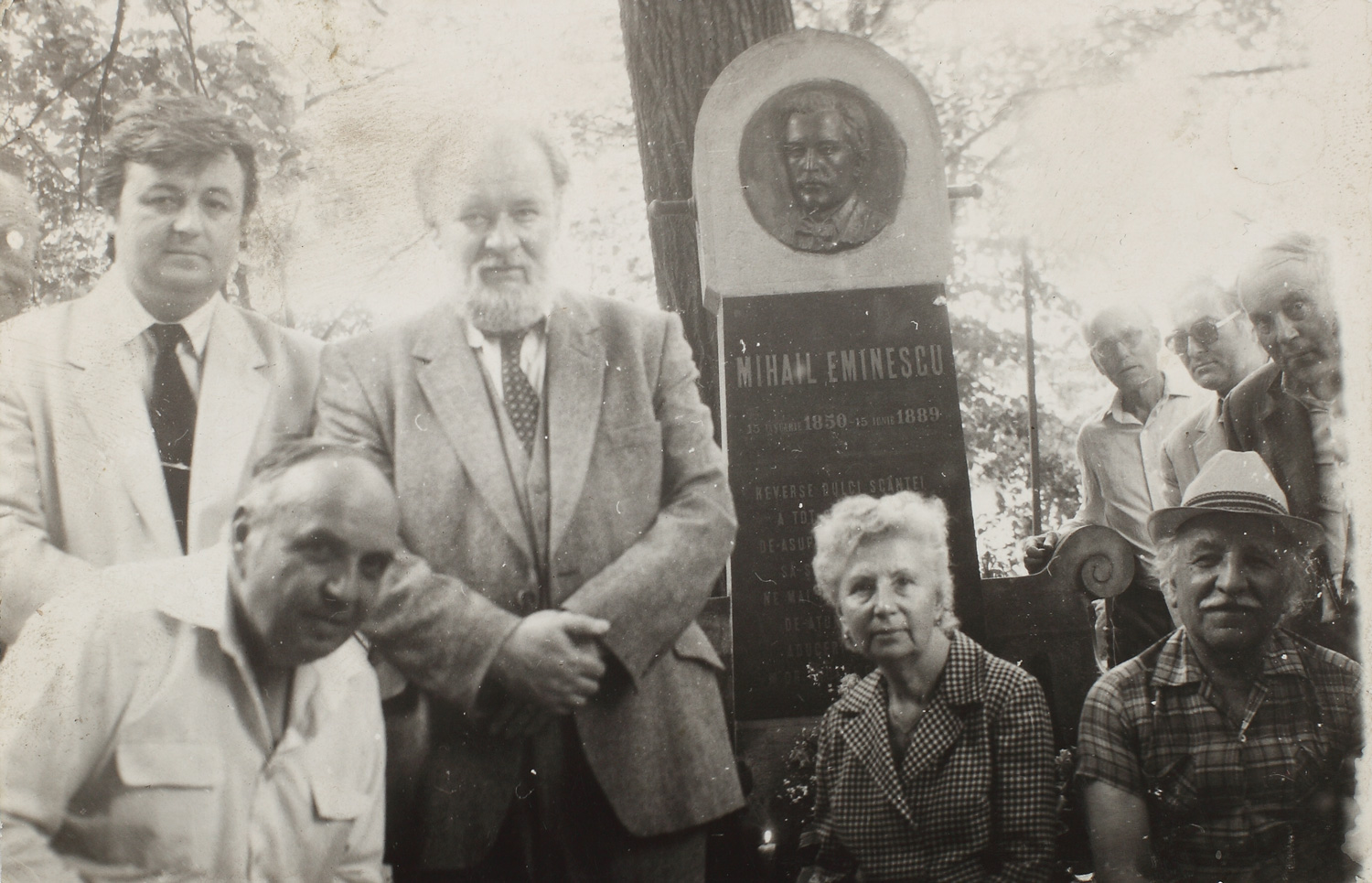 Fotografie surprinzându-i pe marii poeţi români ai anilor 1970, la mormântul lui Mihai Eminescu 