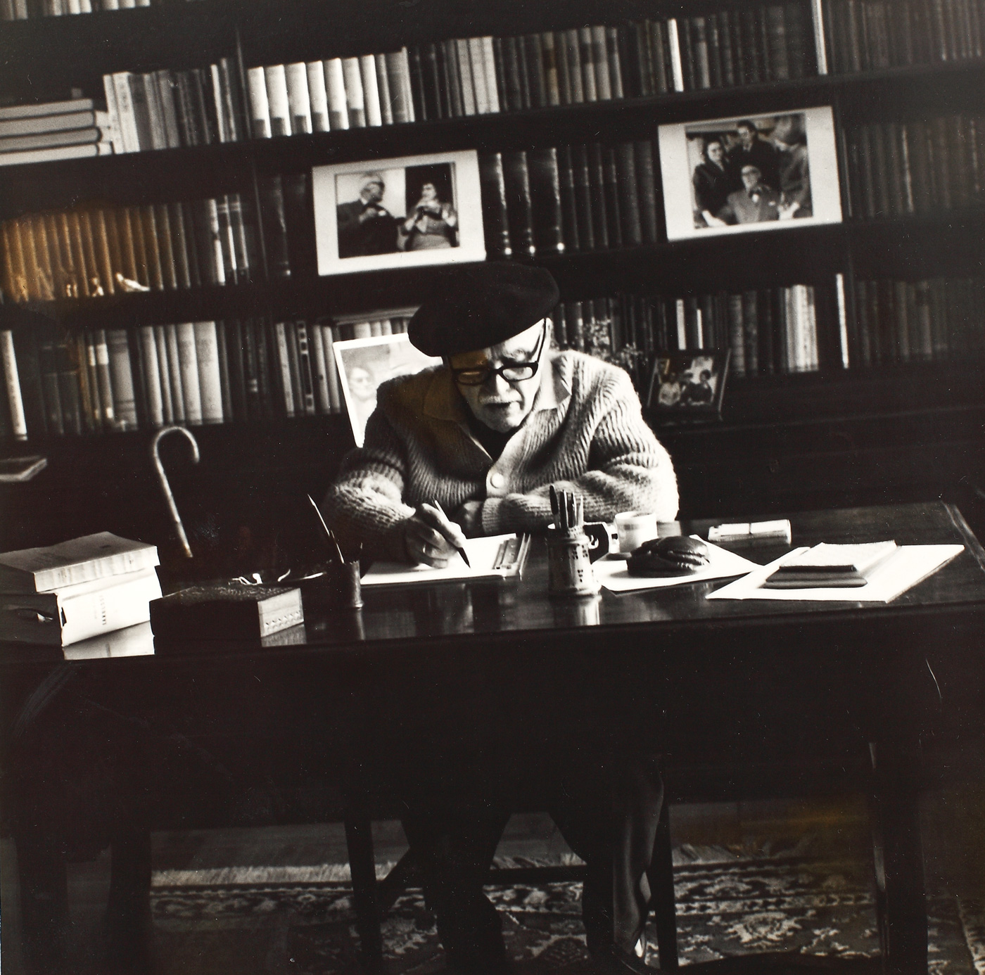 Fotografie reprezentându-l pe Tudor Arghezi la biroul de lucru, provine din colecţia fostului ministru de externe şi fost preşedinte al Uniunii Scriitorilor, George Macovescu