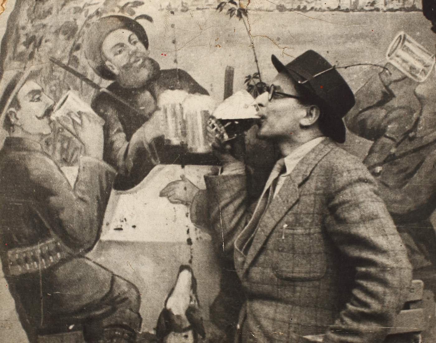 Fotografie reprezentându-l pe Gheorghe Dinu (Stephan Roll) în faţa unei crâşme bucureştene, provine din colecţia fostului ministru de externe şi fost preşedinte al Uniunii Scriitorilor, George Macovescu