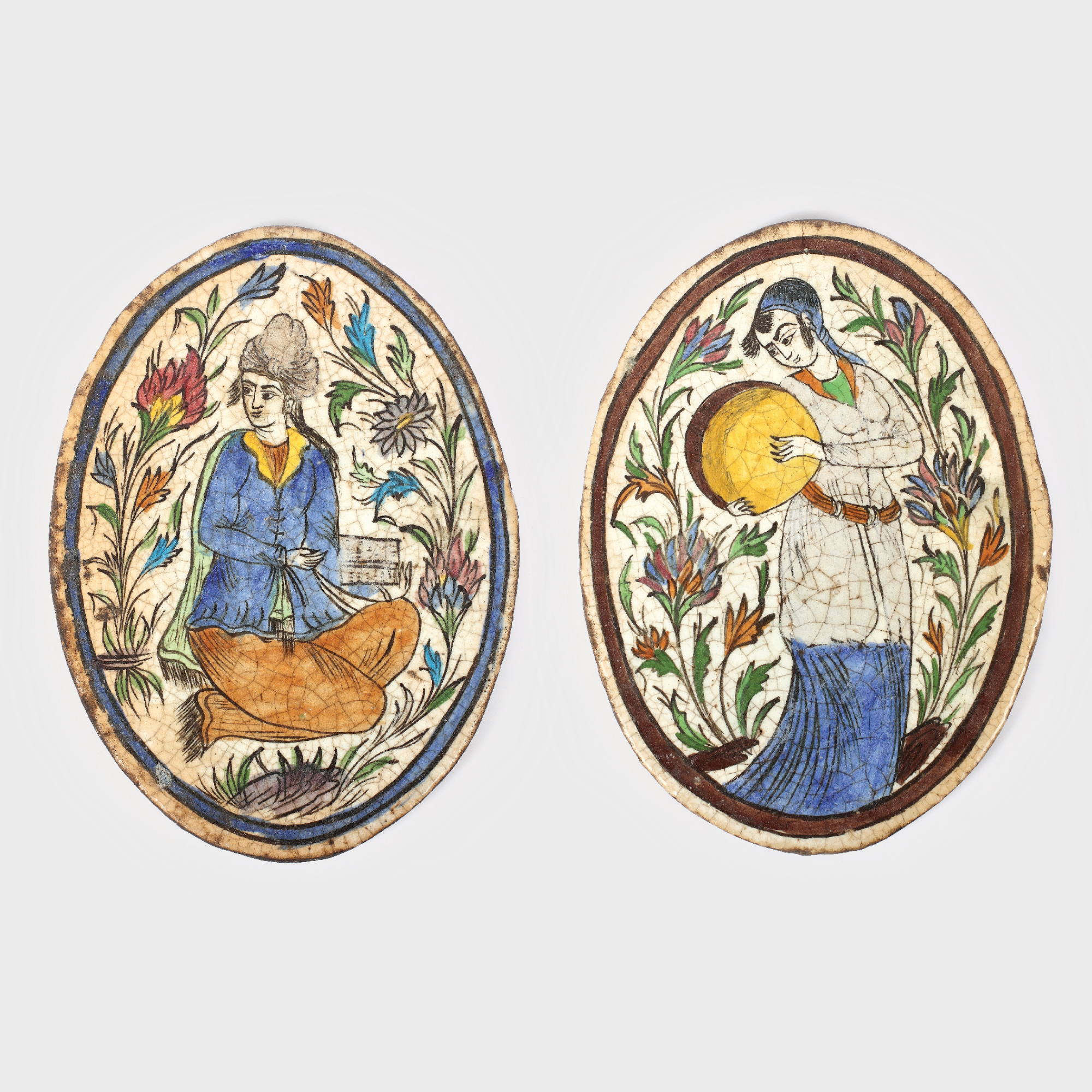 Pereche de plăci decorative, din ceramică, manufactură Kubachi Persia, bogat decorate cu personaje și flori fantastice, sfârşitul sec. XVIII - începutul sec. XIX, piese rare de colecţie
