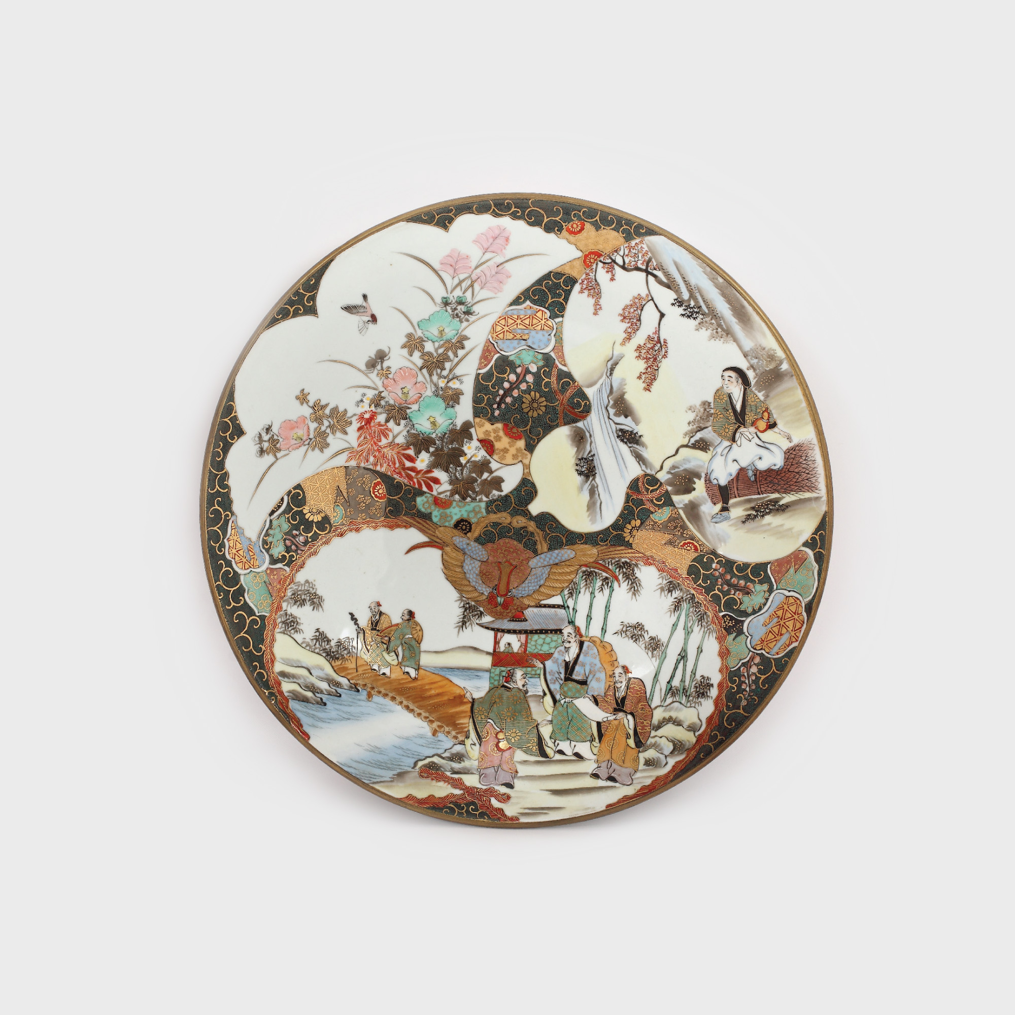 Monumental platou decorativ japonez, din porțelan Kutani, decorat cu două scene de palat, flori de cireș și păsări, realizat manual, pictat cu aur coloidal, perioada Meiji