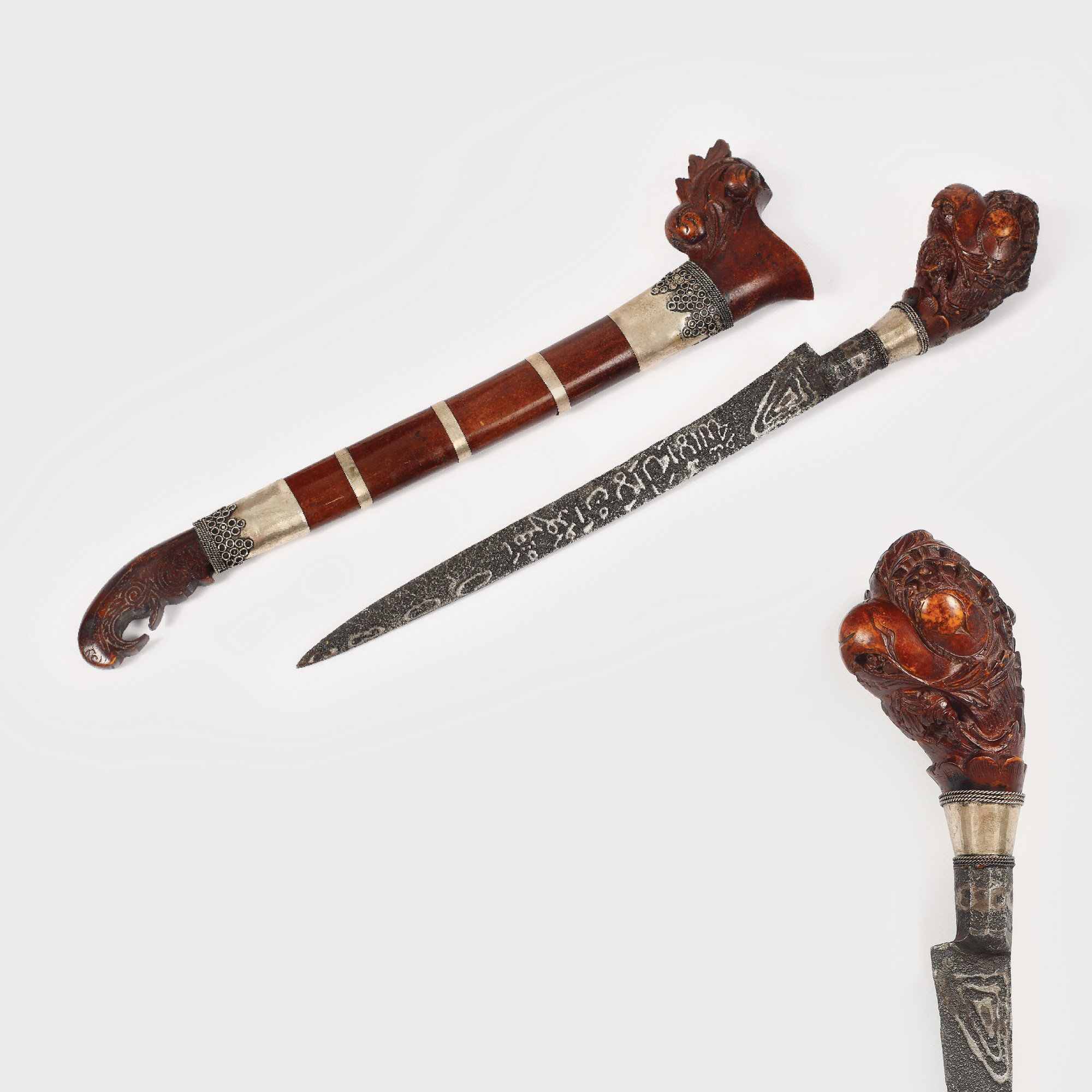 Splendid sewar indonezian, din lemn exotic, decorat cu cap de șoim și inele de argint, cca. 1920