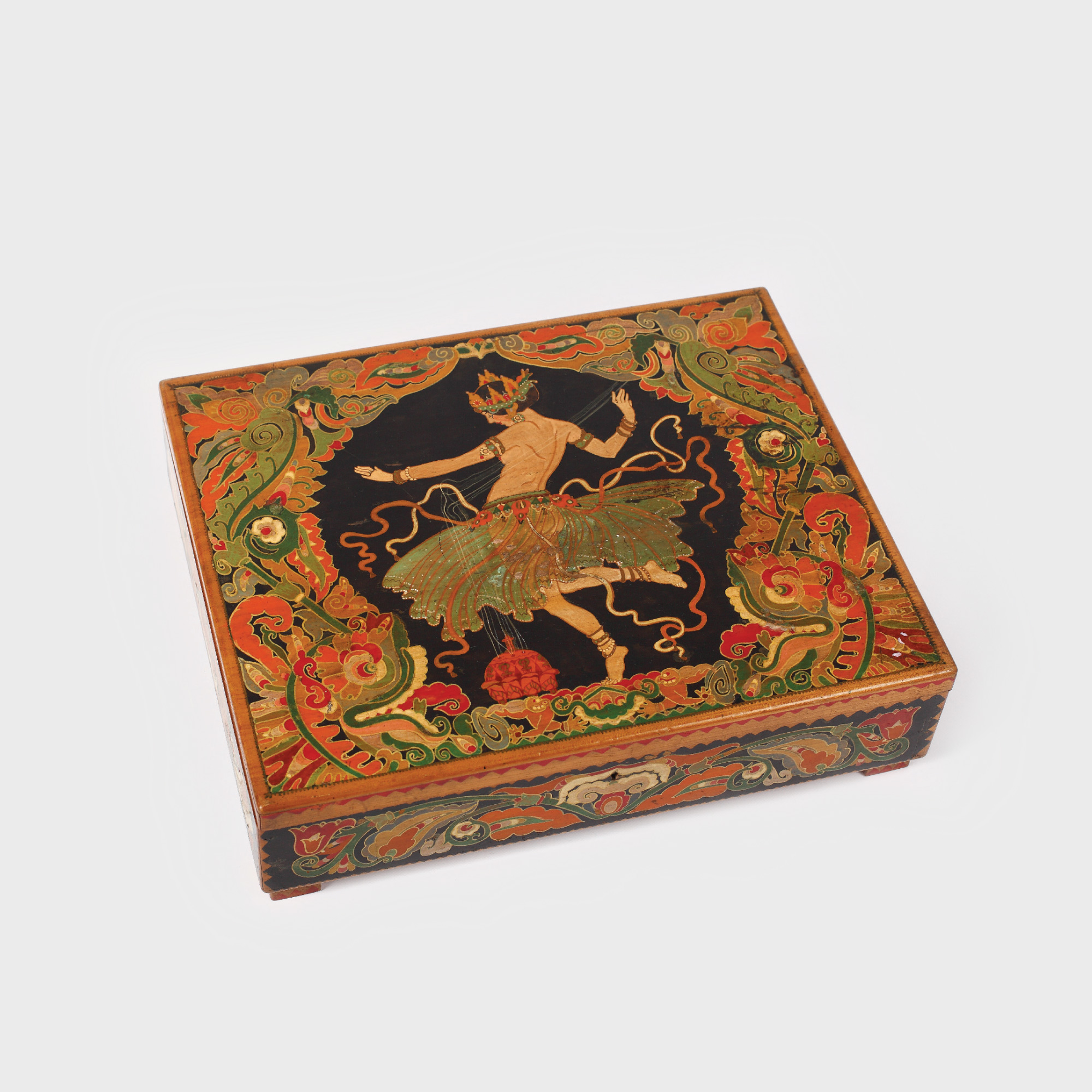 Casetă din lemn de santal, pentru depozitare ierburilor aromate, decorată manual cu dansatoare orientală, datată 1928