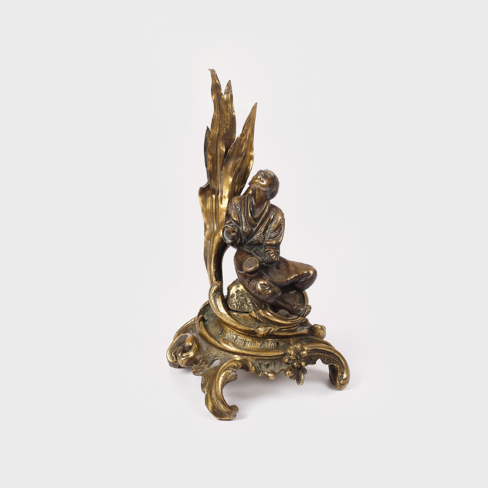 Statuetă din bronz reprezentând un învăţat budist, în montură rococo, specific artei europene japonizante de început de sec. XIX