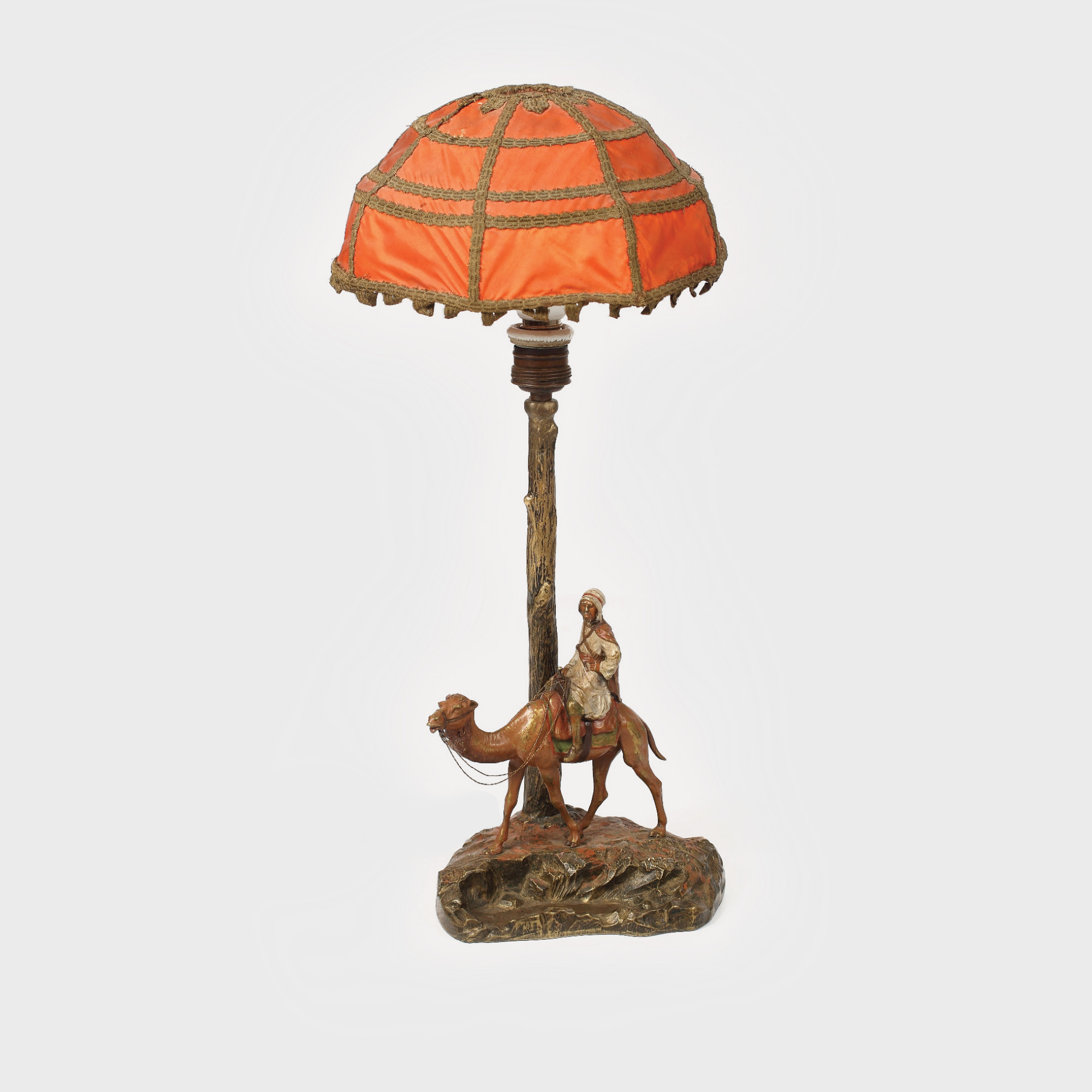 Lampă reprezentând un personaj oriental călare, realizată în manieră Franz Bergman, Atelier Austriac