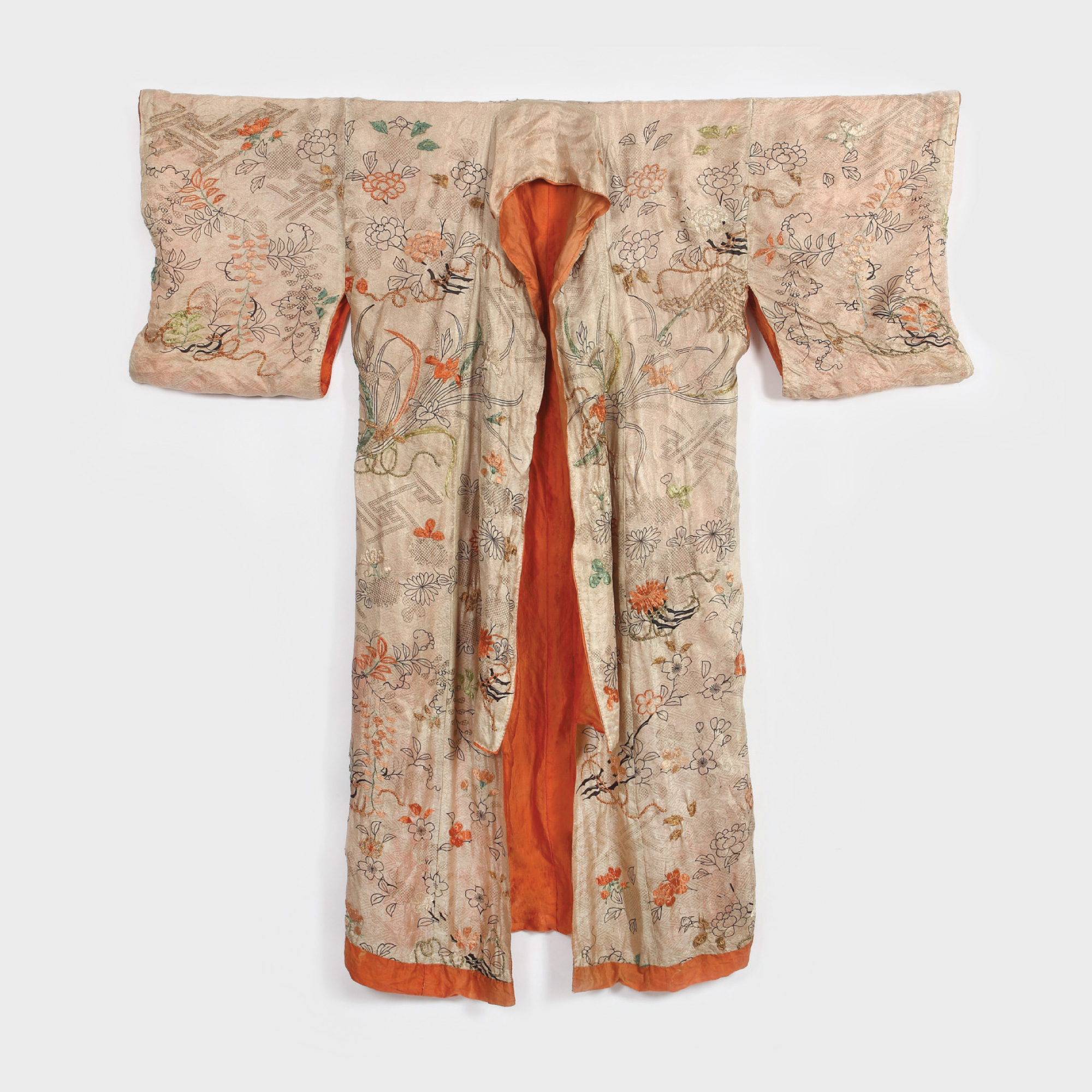Kimono japonez, din mătase naturală, brodat manual cu fir de aur decorat cu flori de cireș și motive tradiționale, perioada Meiji (a doua jumătate a sec. XIX)
