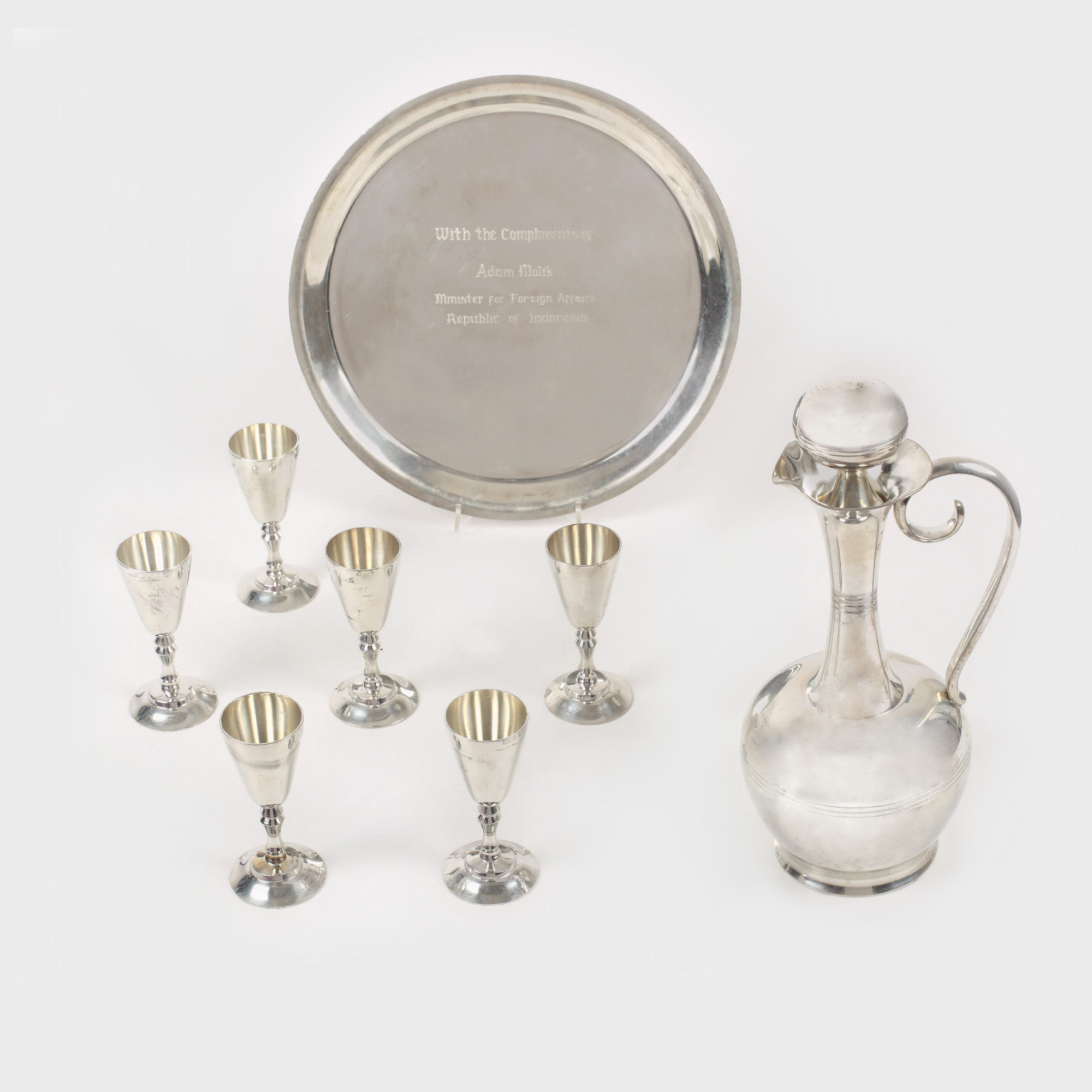 Serviciu pentru băuturi fine, argintat, oferit cadou ministrului de externe român, George Macovescu, de către Adam Malik, Ministrul Afacerilor Externe al Republicii Indoneze, în cutia originală