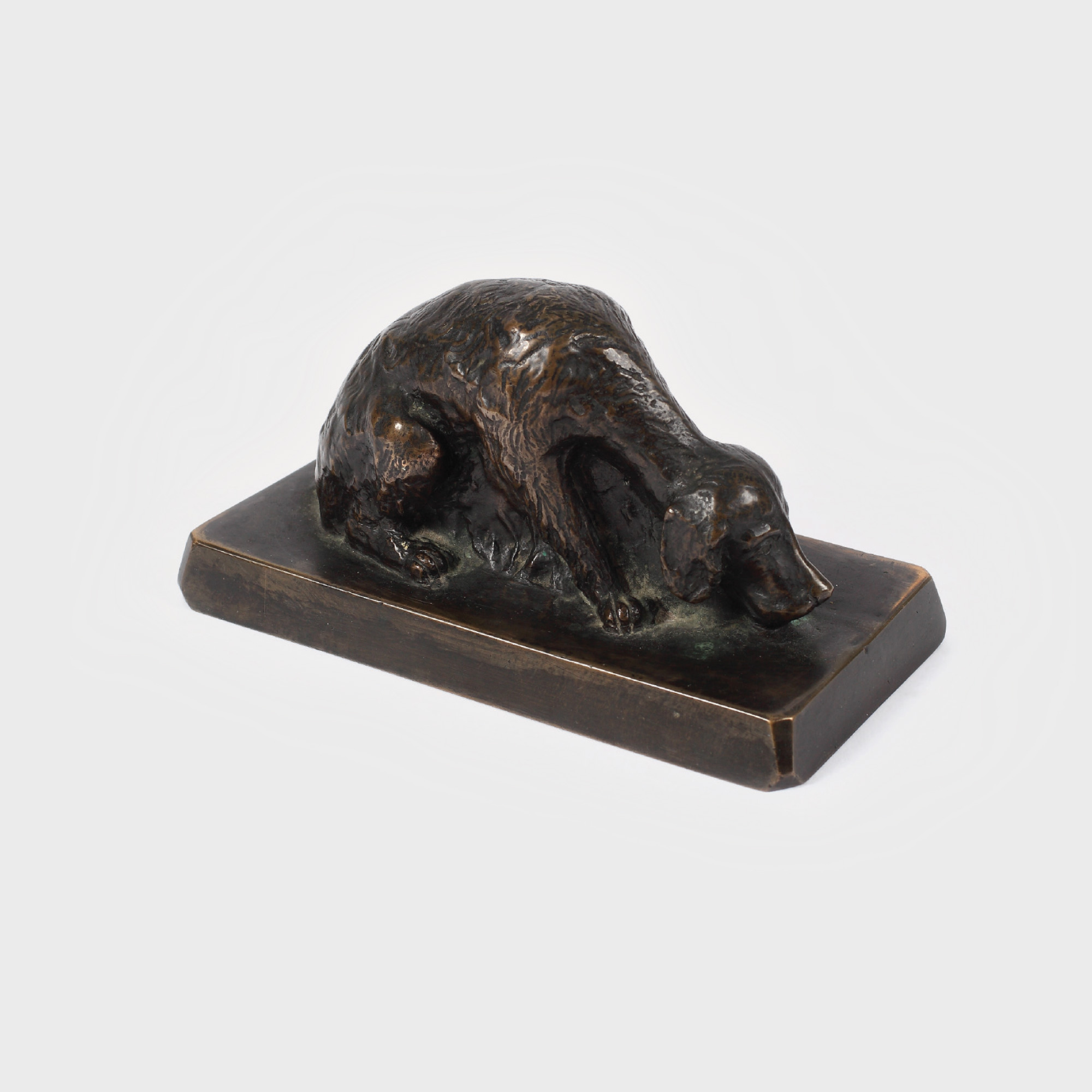 Statuetă decorativă din bronz, pentru birou, în forma unui câine de vânătoare