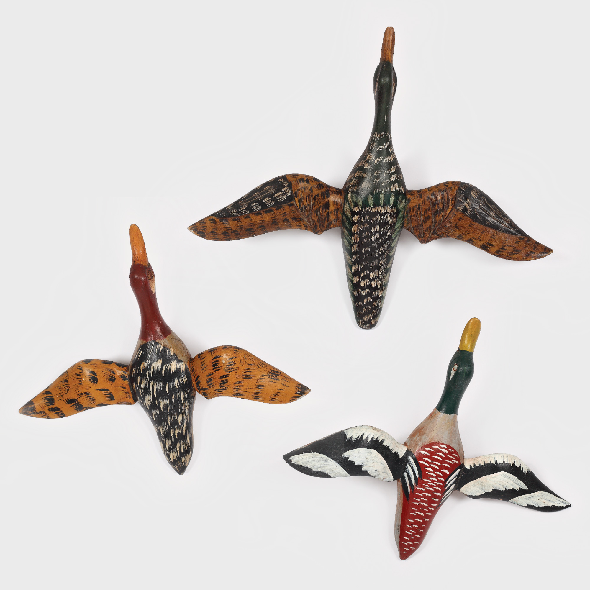Rațe mandarin - figurine decorative din lemn pictat manual, reprezentate în zbor