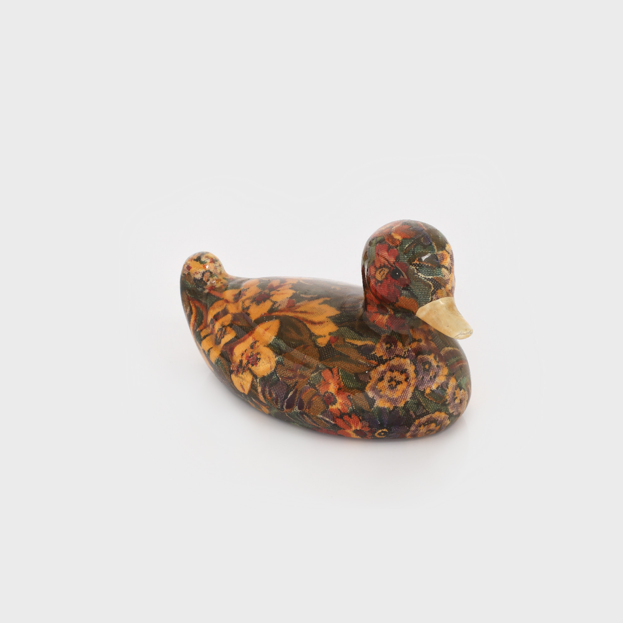 Rață decorativă din faianță decorată cu flori