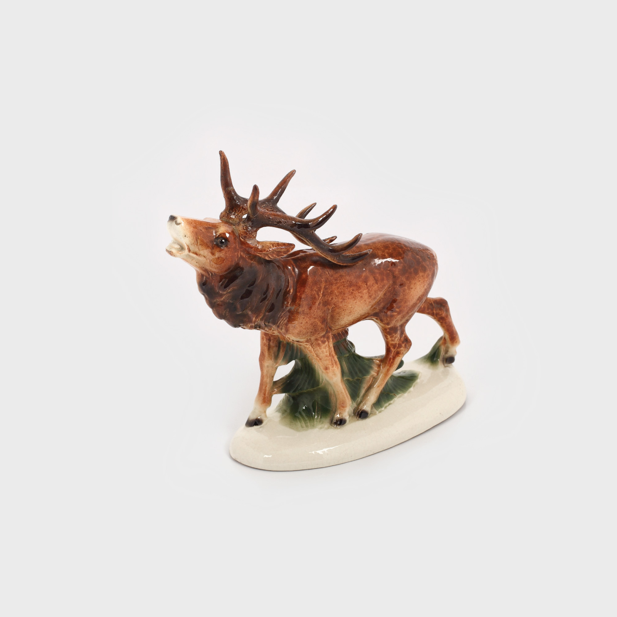 Statuetă decorativă din faianță pictată, în formă de cerb